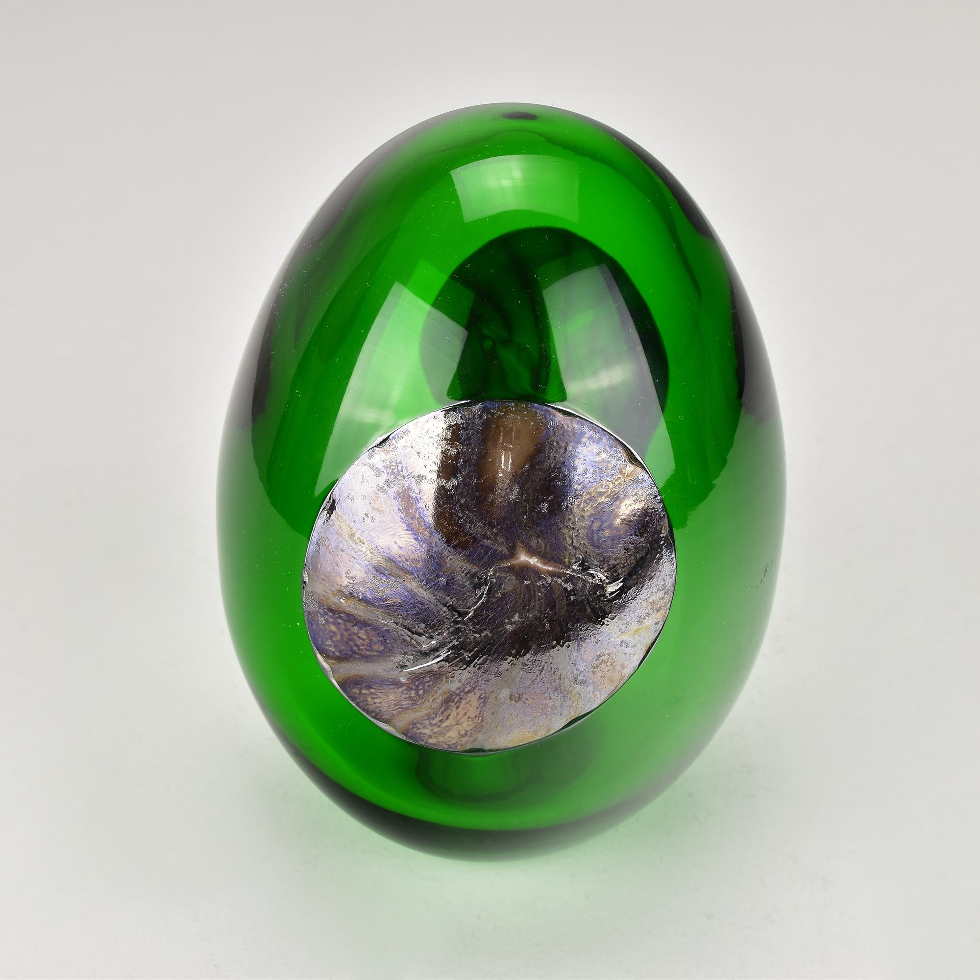 Cette exquise sculpture en verre soufflé à la bouche, intitulée 
