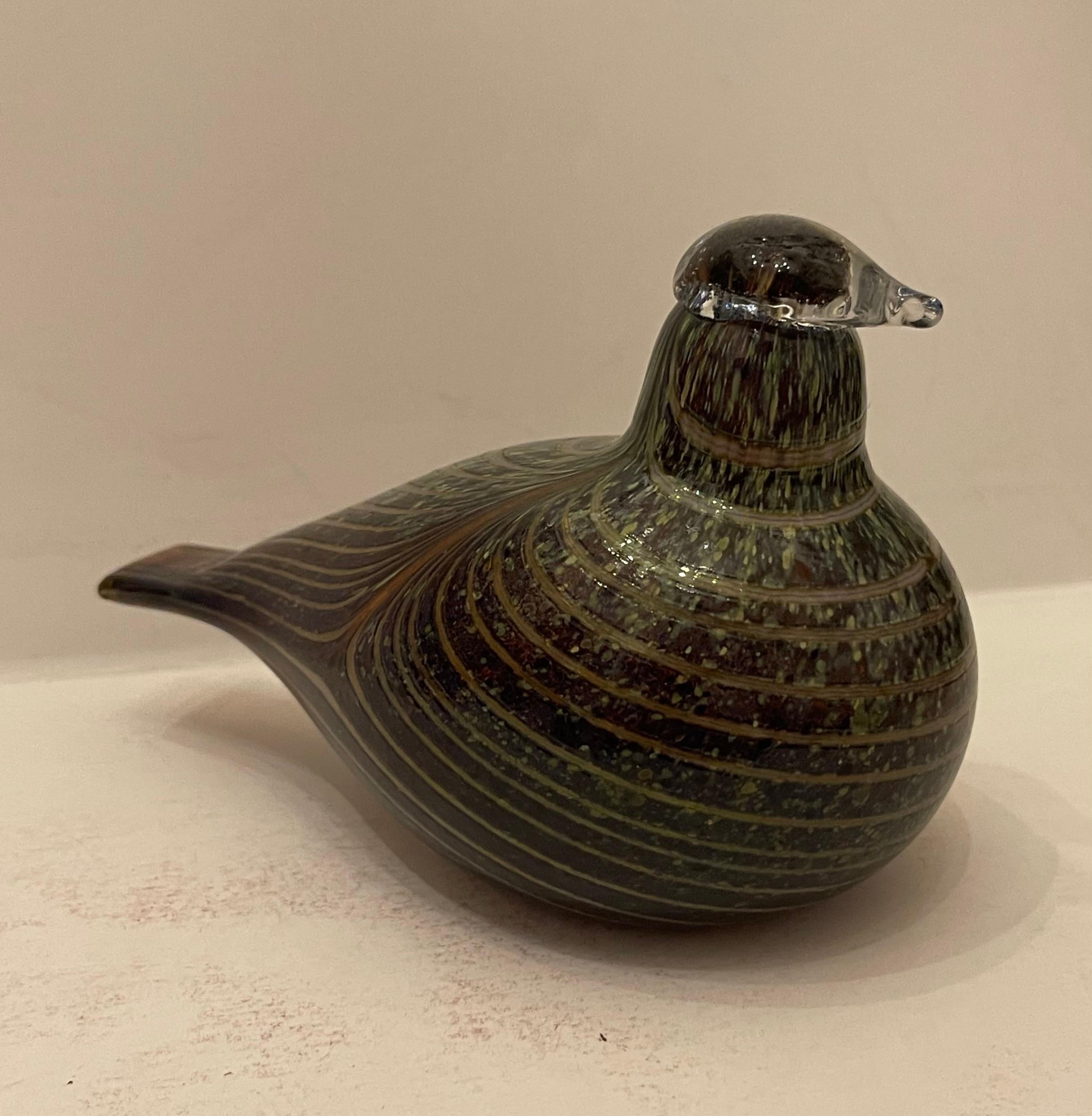 Una meravigliosa scultura di uccelli in vetro artistico finlandese Oiva Toikka Nuutajarvi Iittala Anatra a coda lunga con vortice metallico