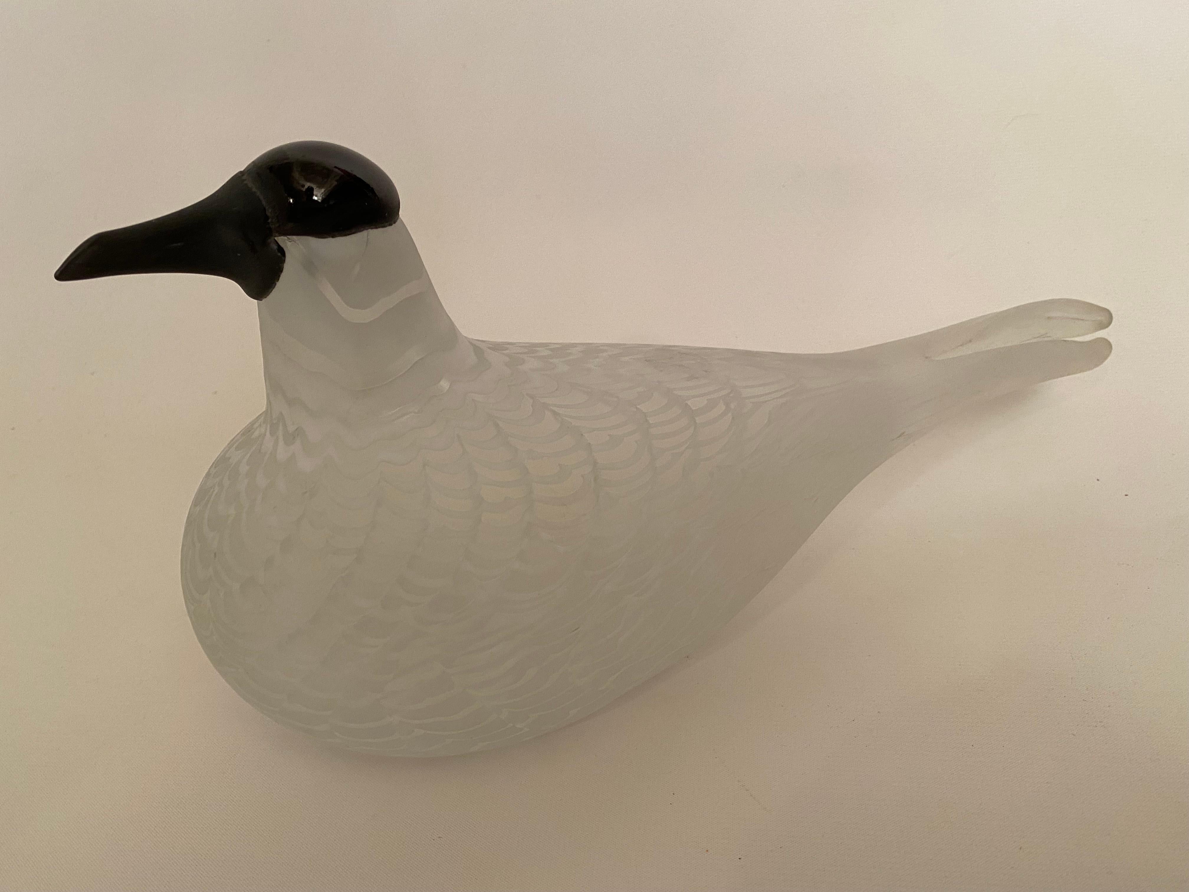 Oiva Toikka glass bird sculpture. Fully signed with foil label and inscribed, Nuutajarvi Notsjo, Oiva Toikka, 1412/3000. Good condition with no visible fissure like chips, cracks, scratches or restorations. There is some wear to base from age and