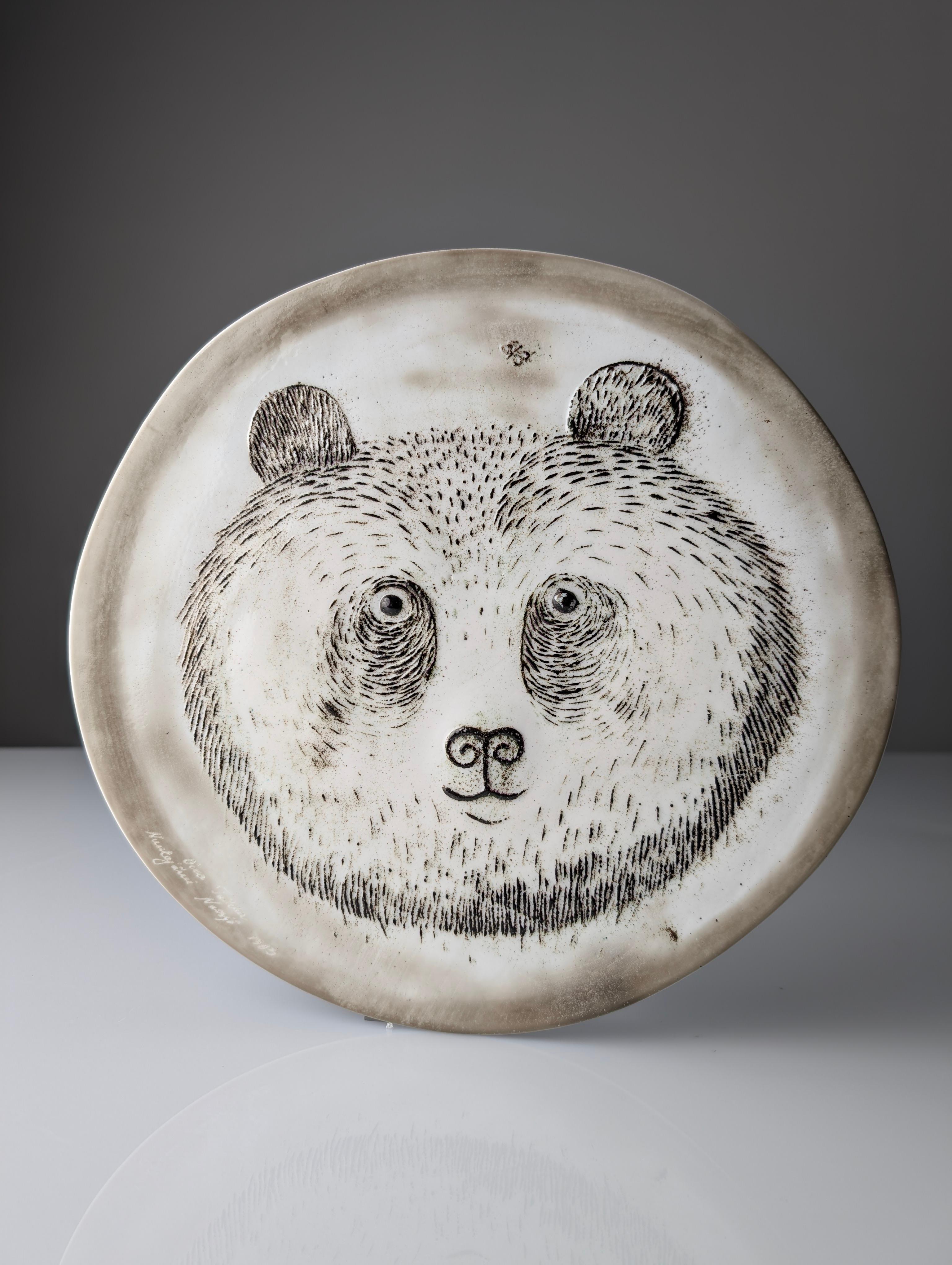 Oiva Toikka Nuutajärvi Pandabär Keramikteller Finnland 1983 (Ende des 20. Jahrhunderts) im Angebot