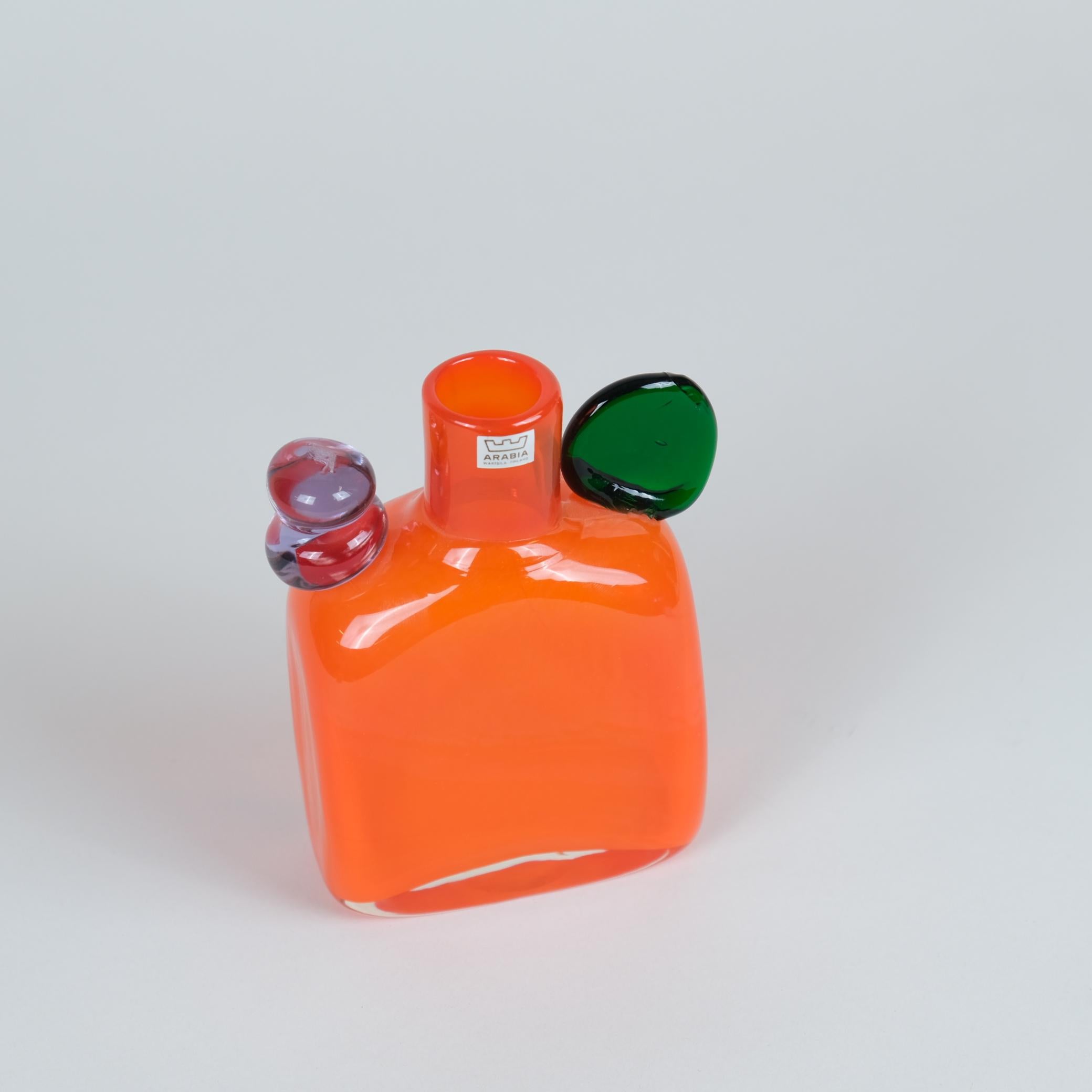 This vibrant orange Pampula bottle with green and light blue details by Oiva Toikka is a perfect decoration on it's own. The overall condition of this playful art  piece is very good and it comes with the Oiva Toikka Nuutajärvi Notsjö inscription.