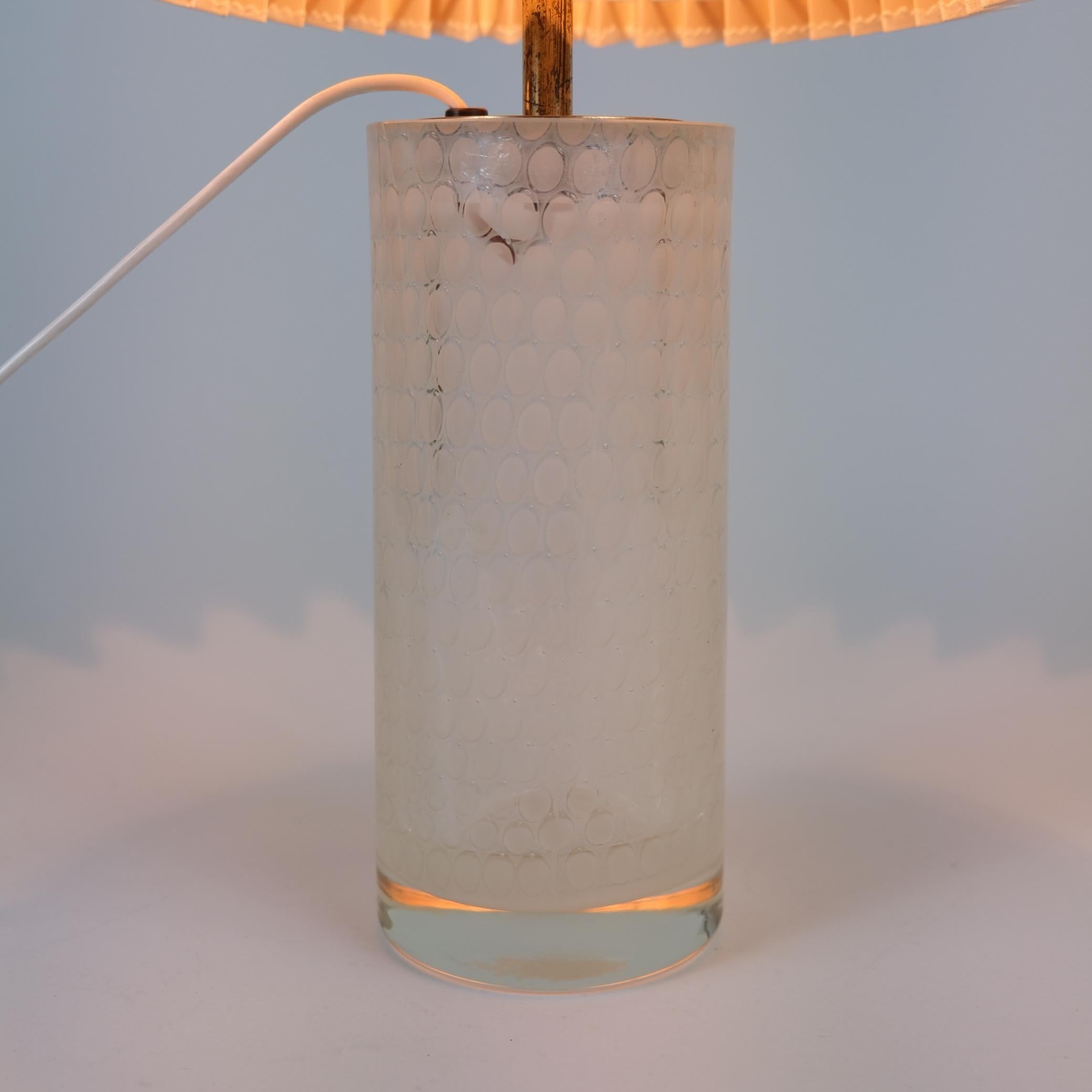 Laiton Lampe de table en verre d'art signée Oiva Toikka, modèle N443, Finlande Nuutajärvi, années 1960 en vente