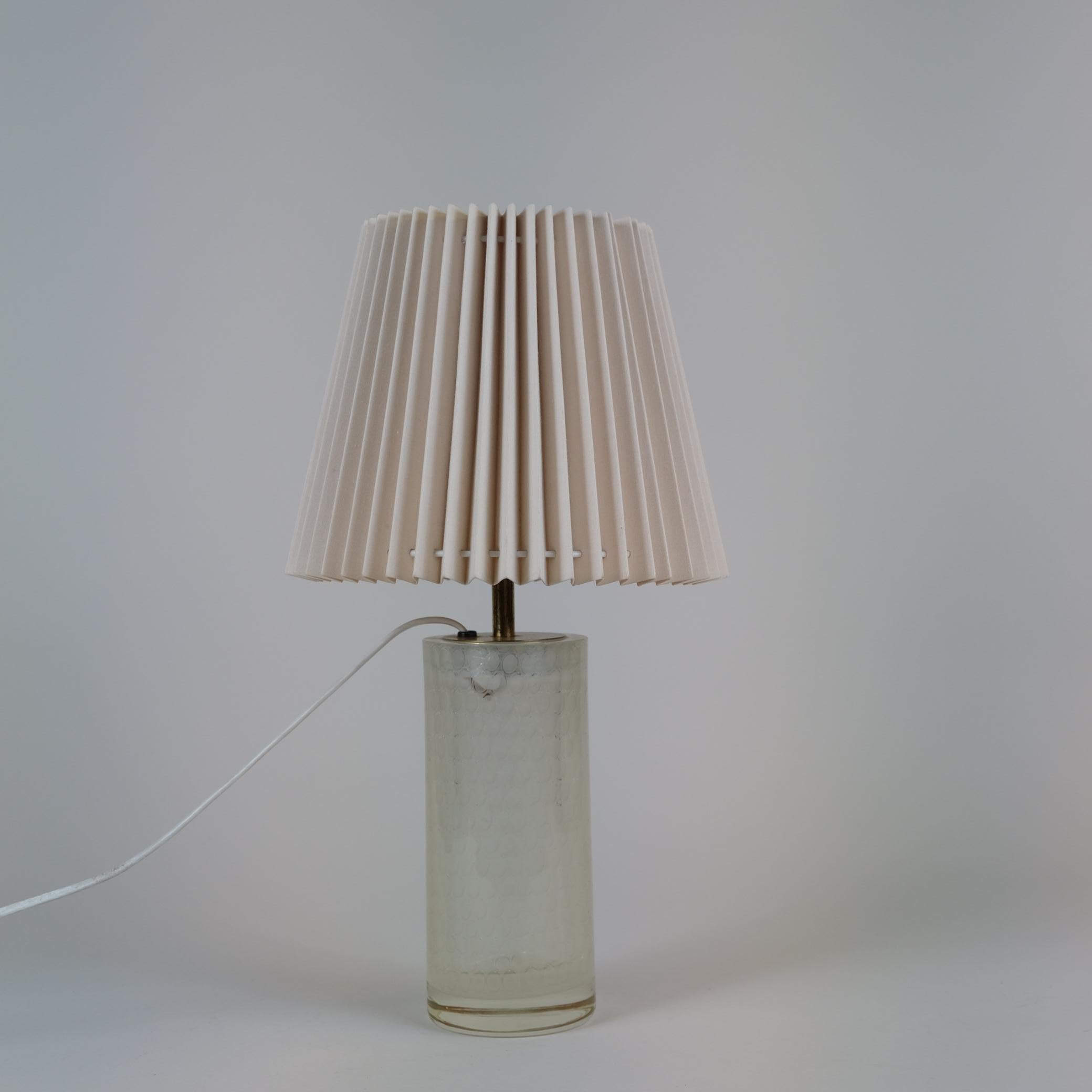 Une lampe de table en verre d'art très rare, réalisée par l'un des principaux designers de verre d'art en Finlande, feu Oiva Toikka, qui était célèbre dans le monde entier, notamment pour ses sculptures d'oiseaux. La lampe est composée d'un vase en
