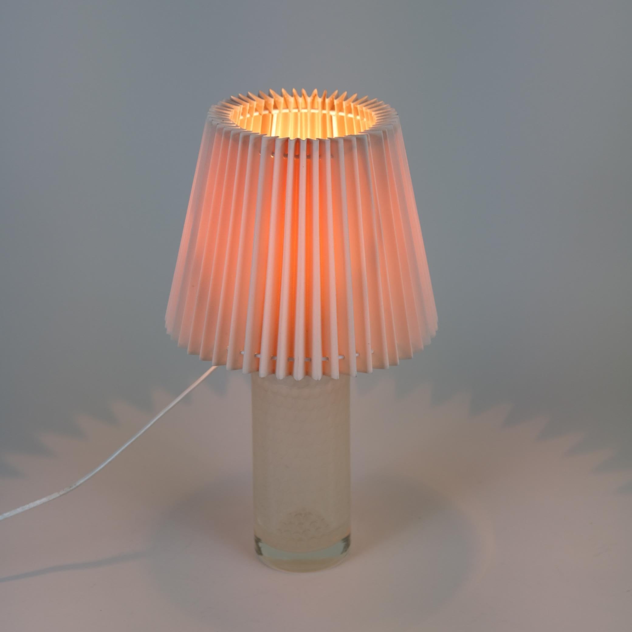 Finlandais Lampe de table en verre d'art signée Oiva Toikka, modèle N443, Finlande Nuutajärvi, années 1960 en vente