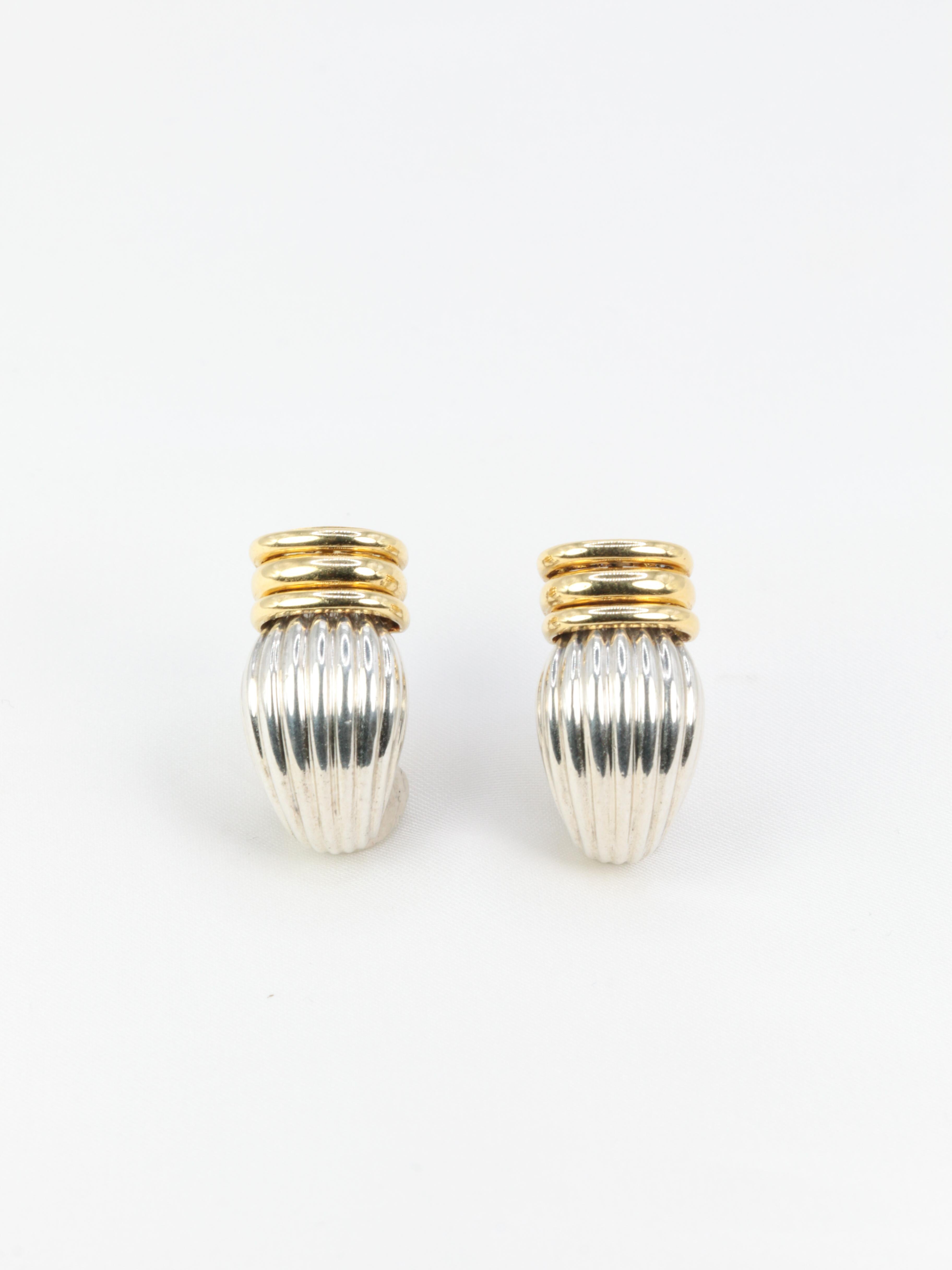 Earrings signed OJ PERRIN in 18k (750°/°°) yellow gold and silver. Godronné model with 4 intermediate motifs in gold and the structure in silver
Work and hallmark of the Parisian workshop André Vassort
Circa 1980

Excellent general condition
Gross