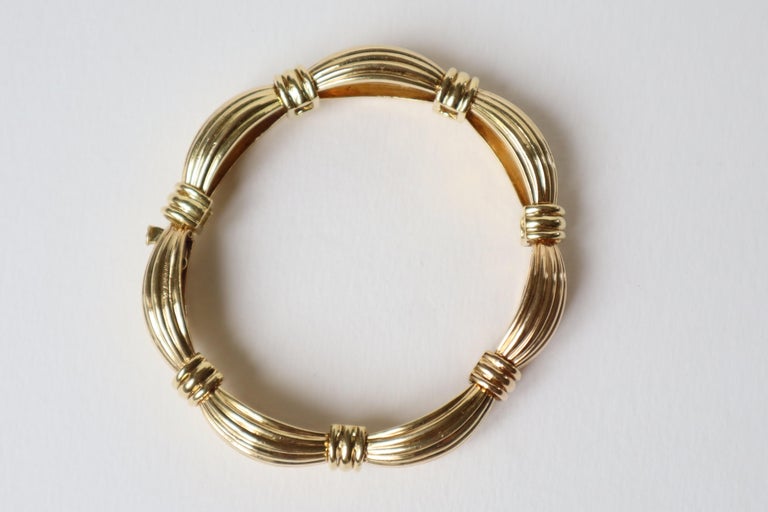OJ PERRIN Articulated bracelet in 18kt yellow gold and 18kt rose gold
DESCRIPTION: O.J. PERRIN articulated bracelet in 18 kt yellow gold with domed gadroon links. 6 tarred links in 18 kt yellow gold and a central tarred link in 18 kt pink