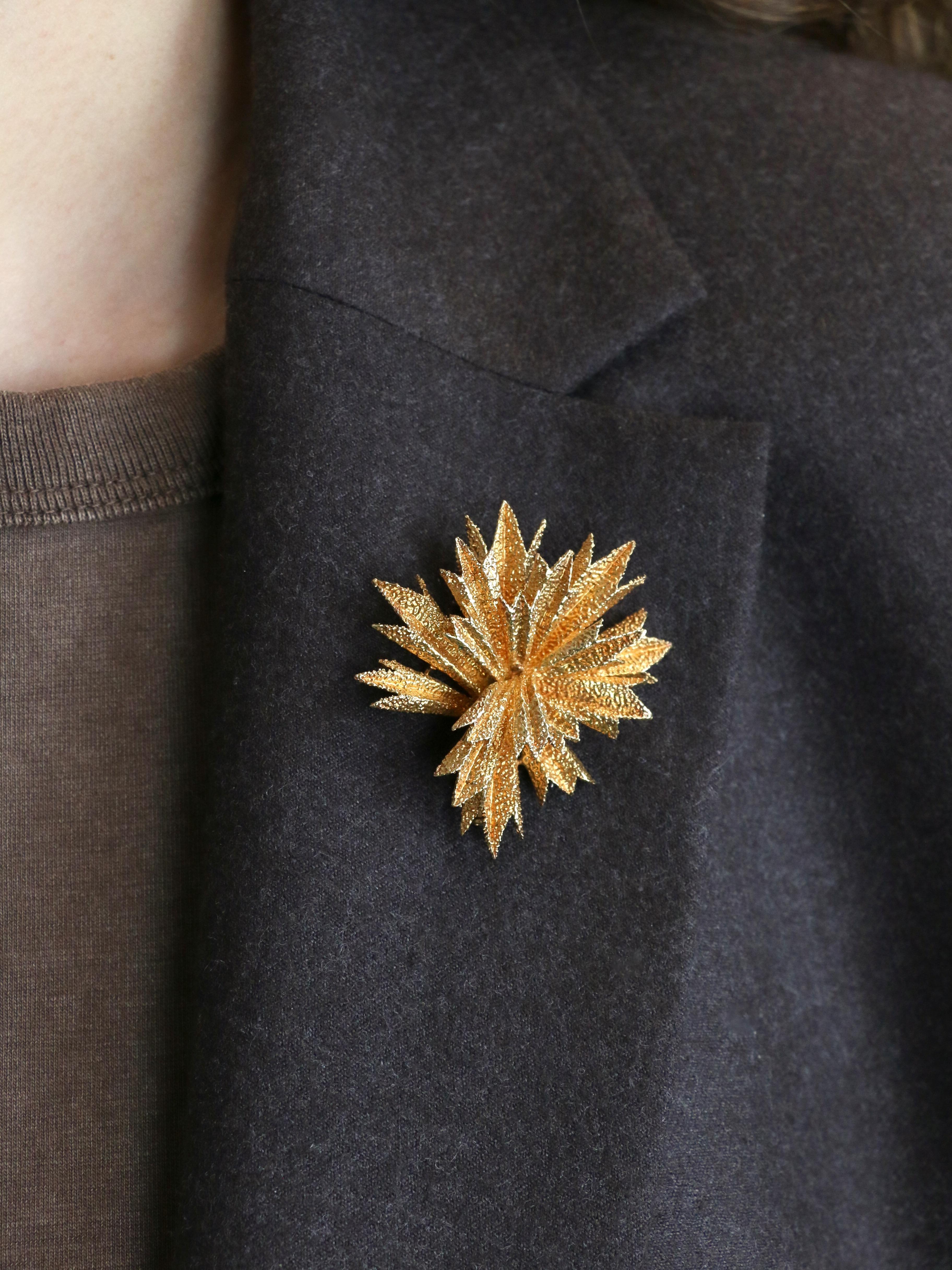 Vintage OJ PERRIN broche en or jaune texturé

OJ.PERRIN - Broche en or 18K (750°/°°) représentant une étoile. L'or texturé est recouvert d'une belle patine rosée. Artisanat français des années 1970. Poinçon de tête d'aigle pour l'or 18 carats et