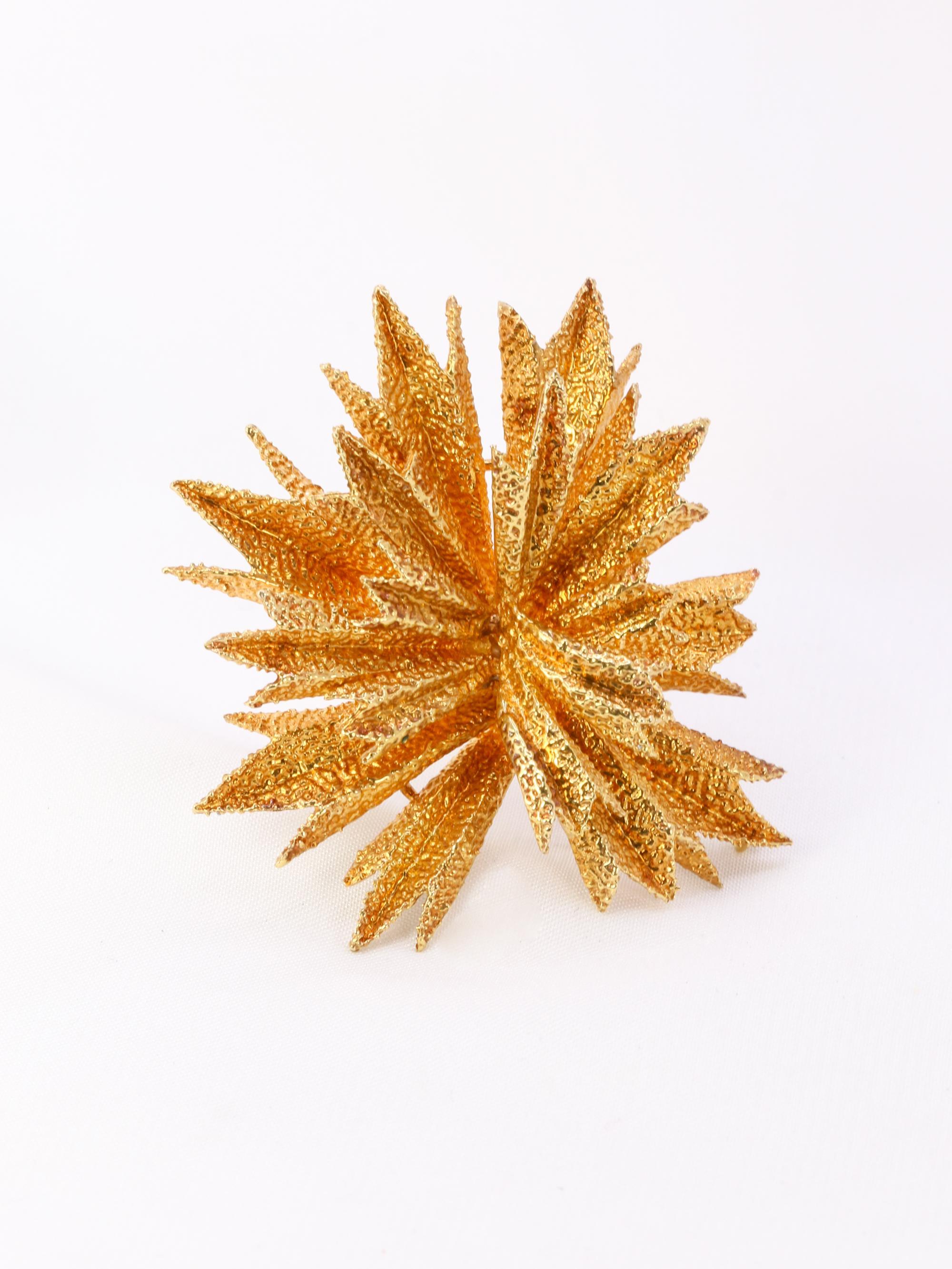 OJ PERRIN Broche étoile en or jaune Unisexe en vente