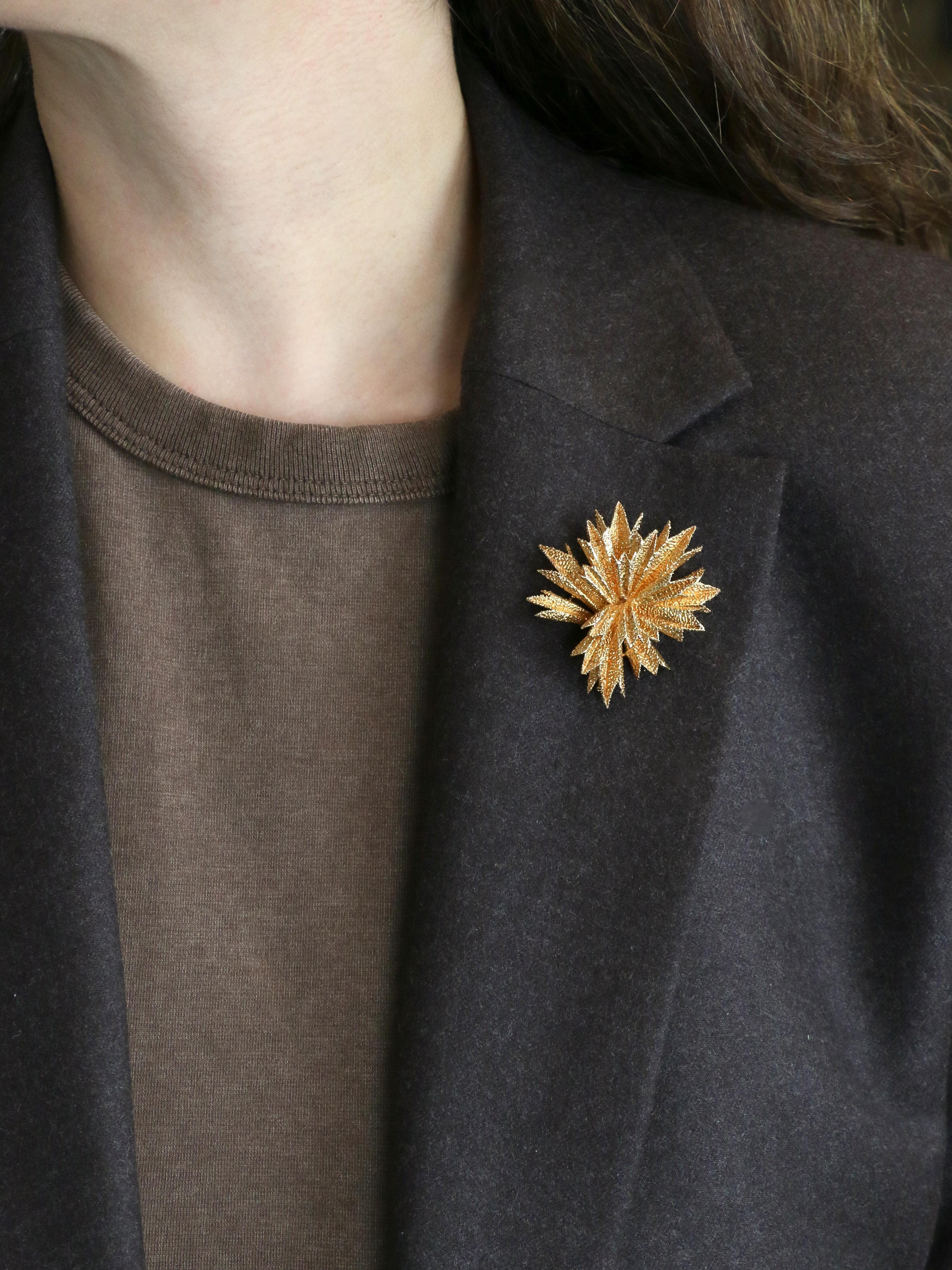 OJ PERRIN Broche étoile en or jaune en vente 1