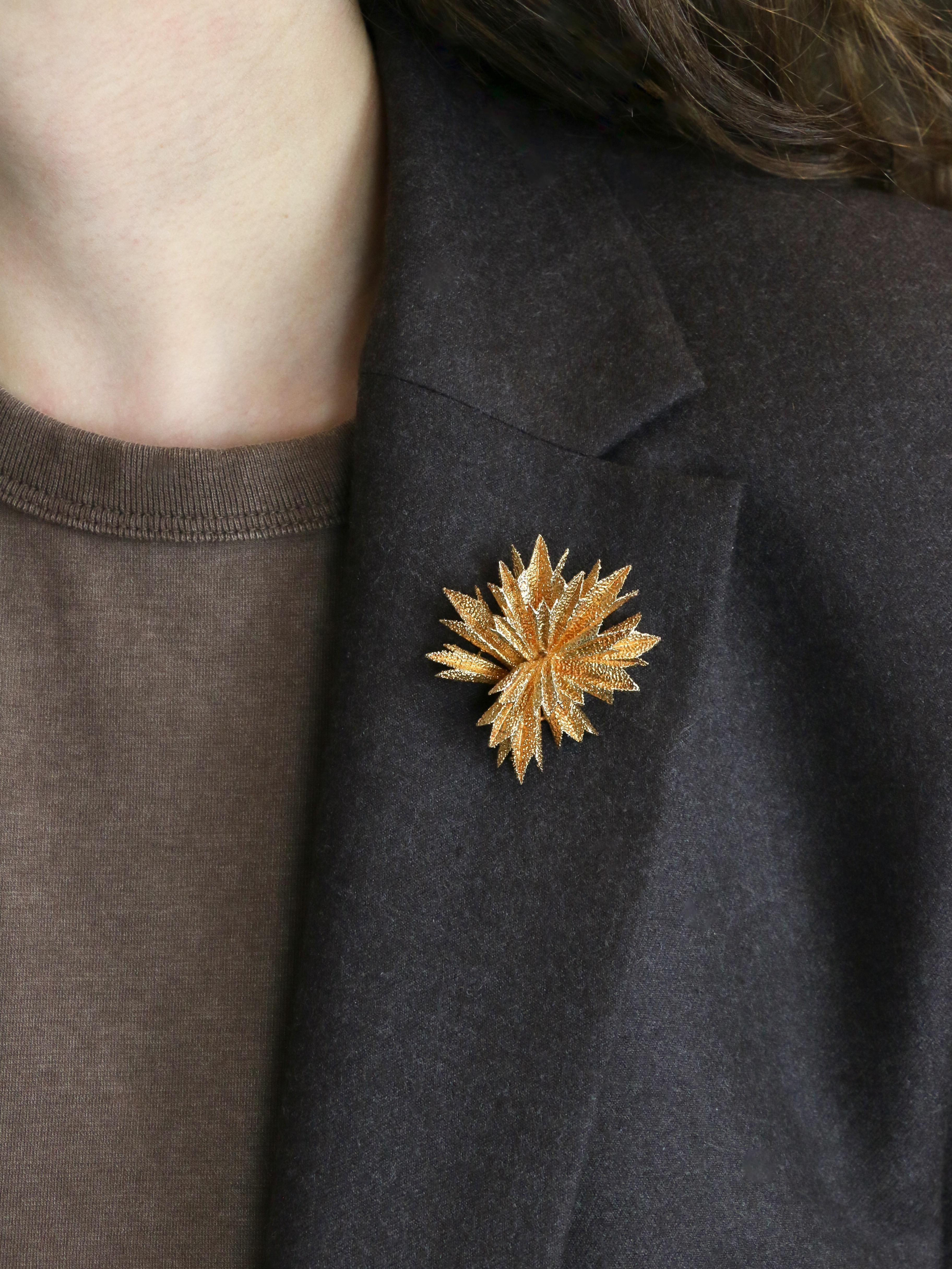 OJ PERRIN Broche étoile en or jaune en vente 2