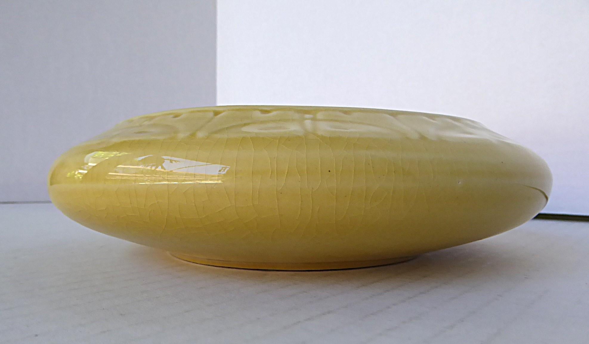 Bol en céramique de Red Wing Art Pottery vers 1931 à glaçure moutarde craquelée brillante, orné d'une bande de papillons stylisés imprimés sur le dessus. Ce bol d'inspiration Art Nouveau -Deco Modern est estampillé sur le fond 