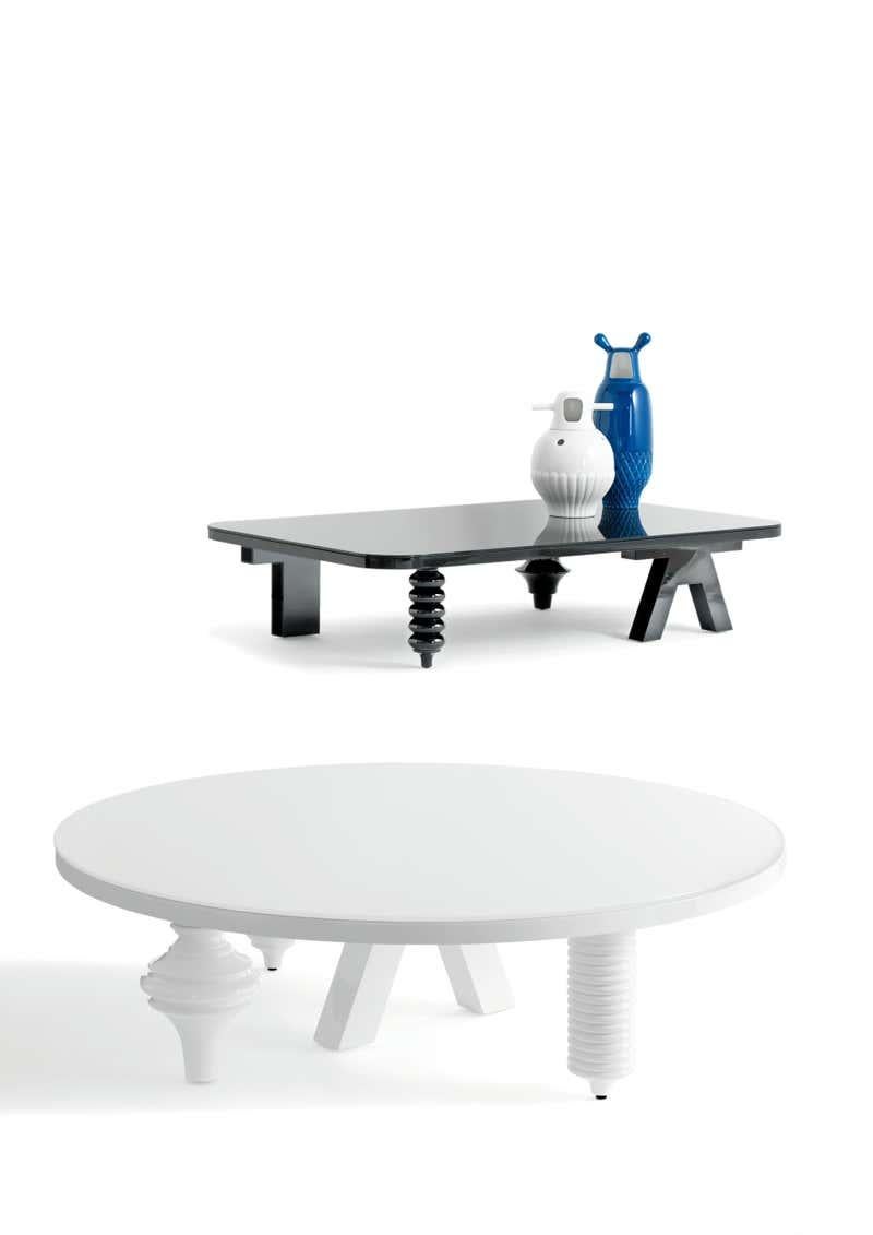 Moderne Table basse noire à pieds multiples et brillante avec plateau en verre en vente