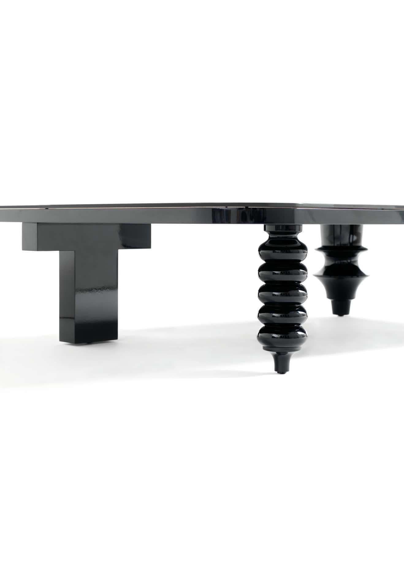 Rechteckiger, niedriger Tisch mit mehreren Beinen und hochglänzender Glasplatte (Moderne) im Angebot