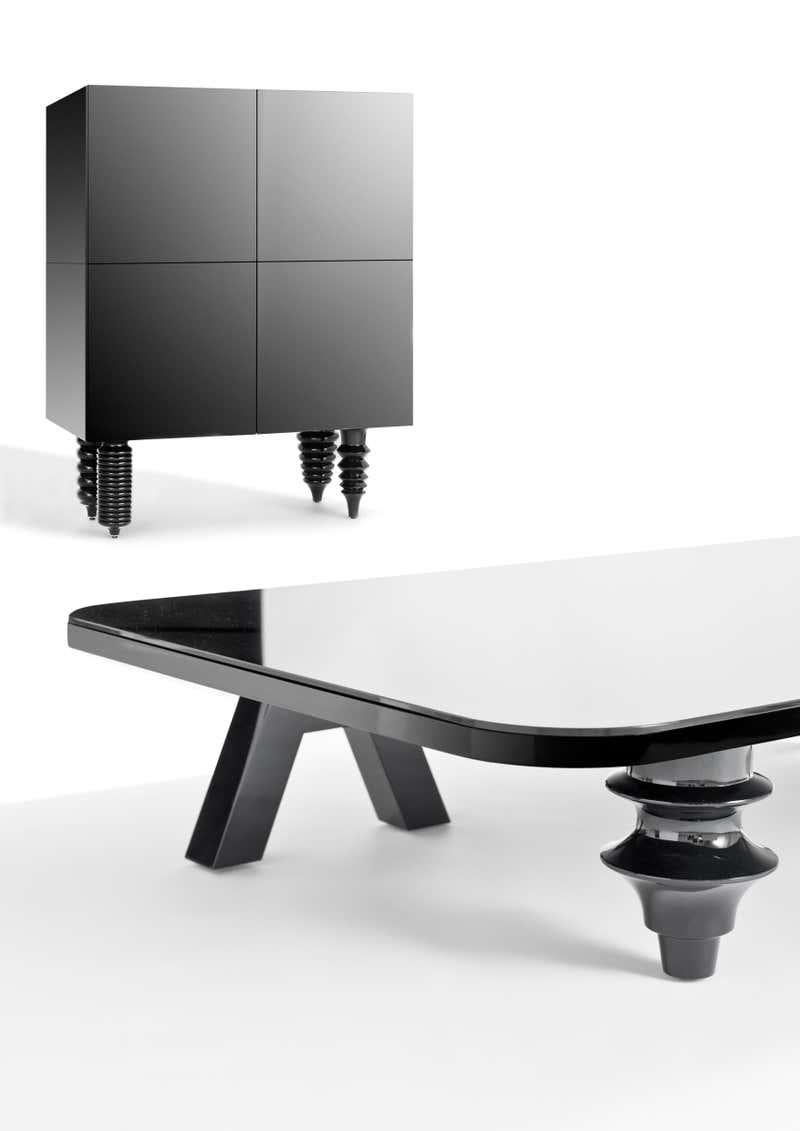 Rechteckiger, niedriger Tisch mit mehreren Beinen und hochglänzender Glasplatte (Spanisch) im Angebot