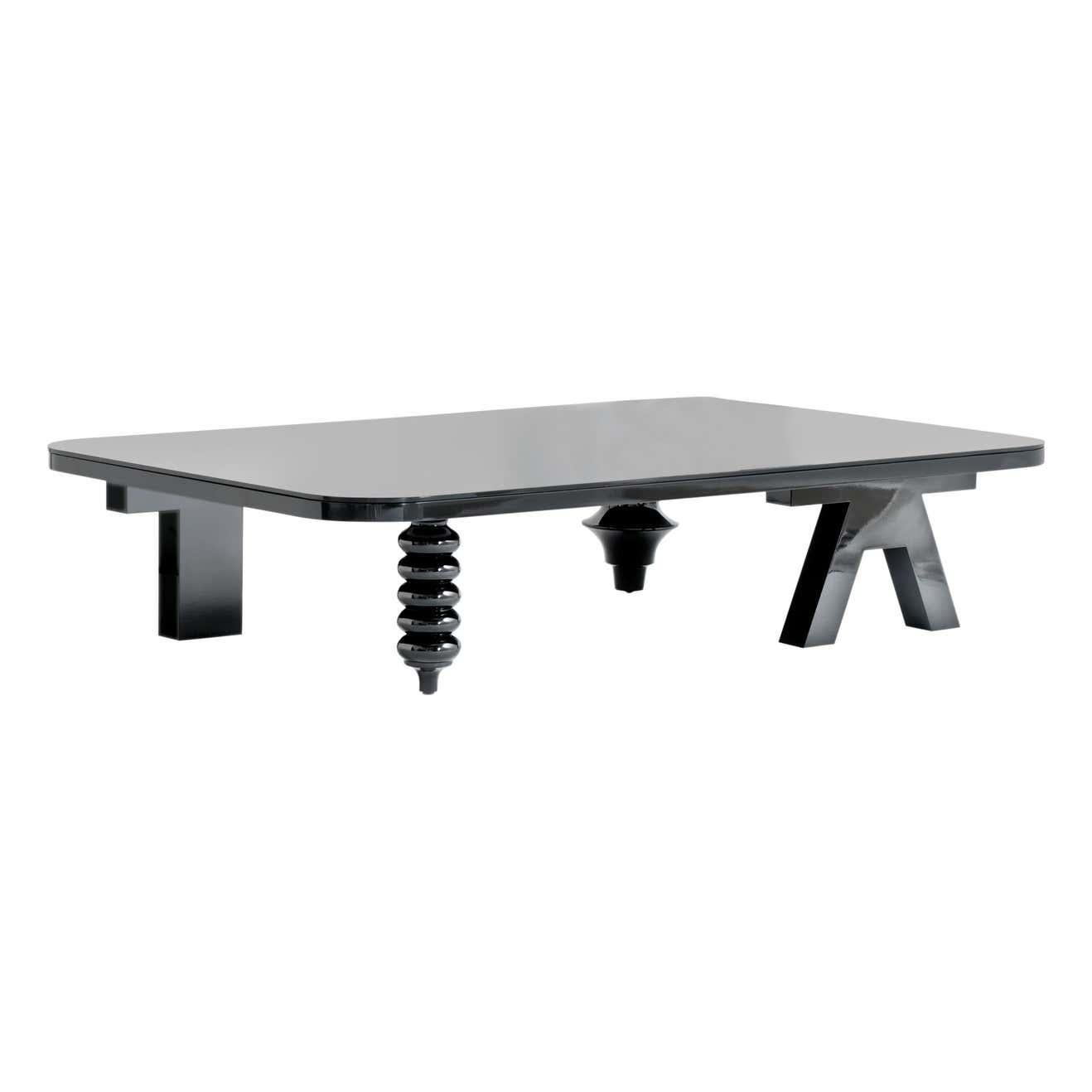 Rechteckiger, niedriger Tisch mit mehreren Beinen und hochglänzender Glasplatte