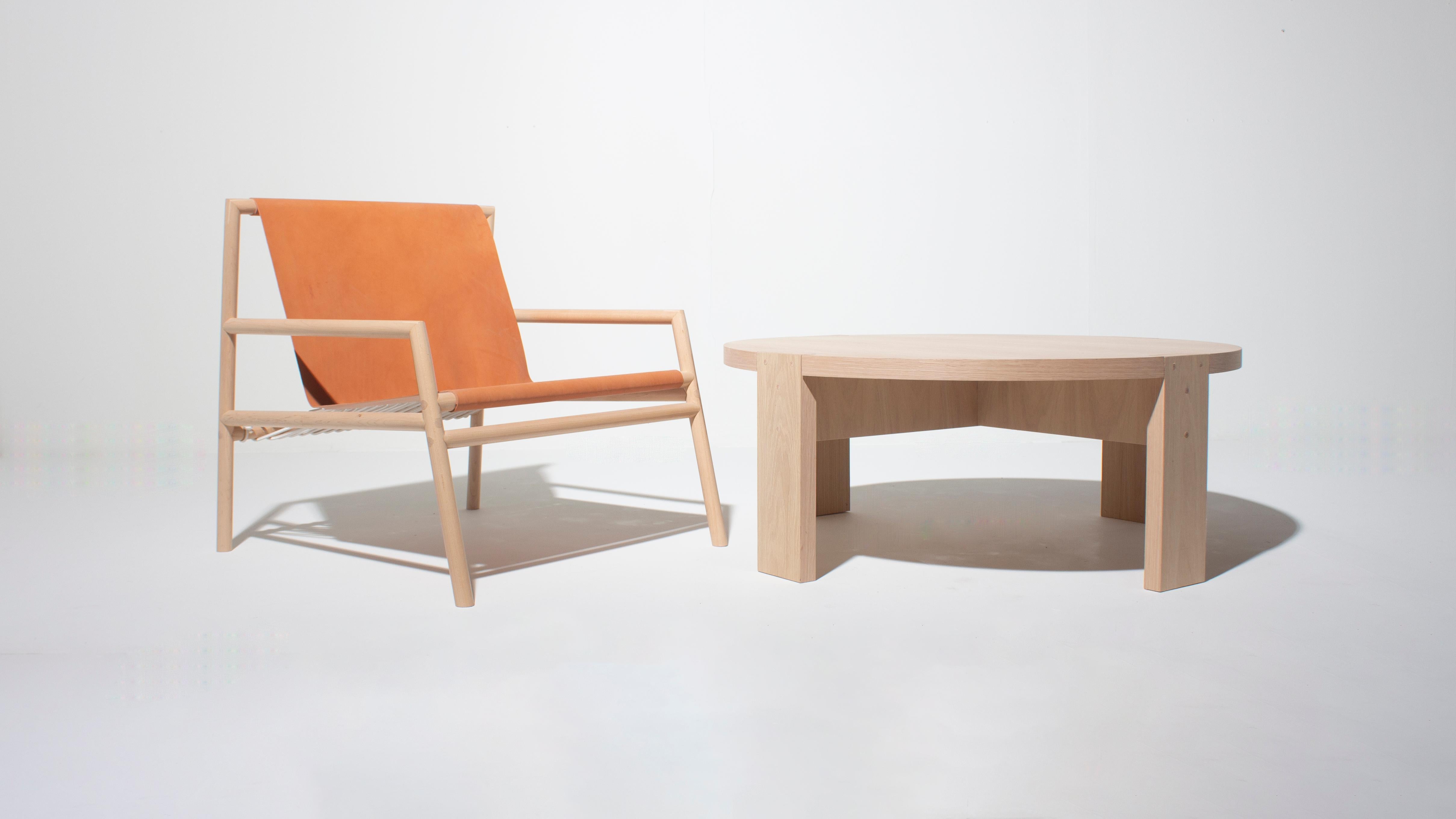 Trasforma il tuo spazio abitativo in un santuario di pace ed equilibrio con il nostro tavolino moderno in rovere bianco, ispirato alla serena semplicità del design giapponese. Lascia che le venature naturali del legno e le linee pulite si