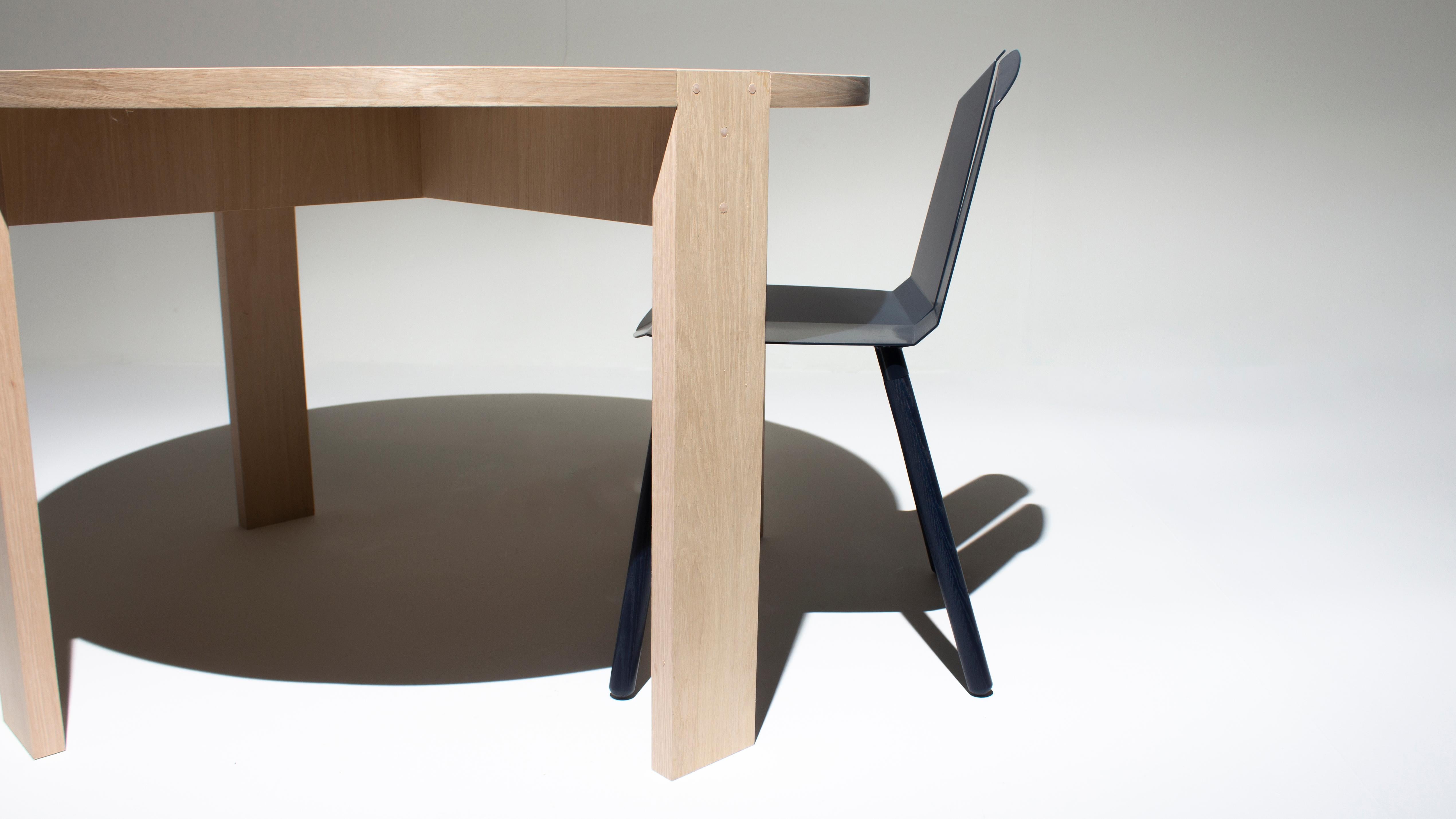Transformez votre espace repas en un sanctuaire de paix et d'équilibre avec notre table à manger moderne en chêne blanc, inspirée du design japonais. Le grain de bois naturel et les lignes épurées s'harmonisent avec votre environnement, favorisant