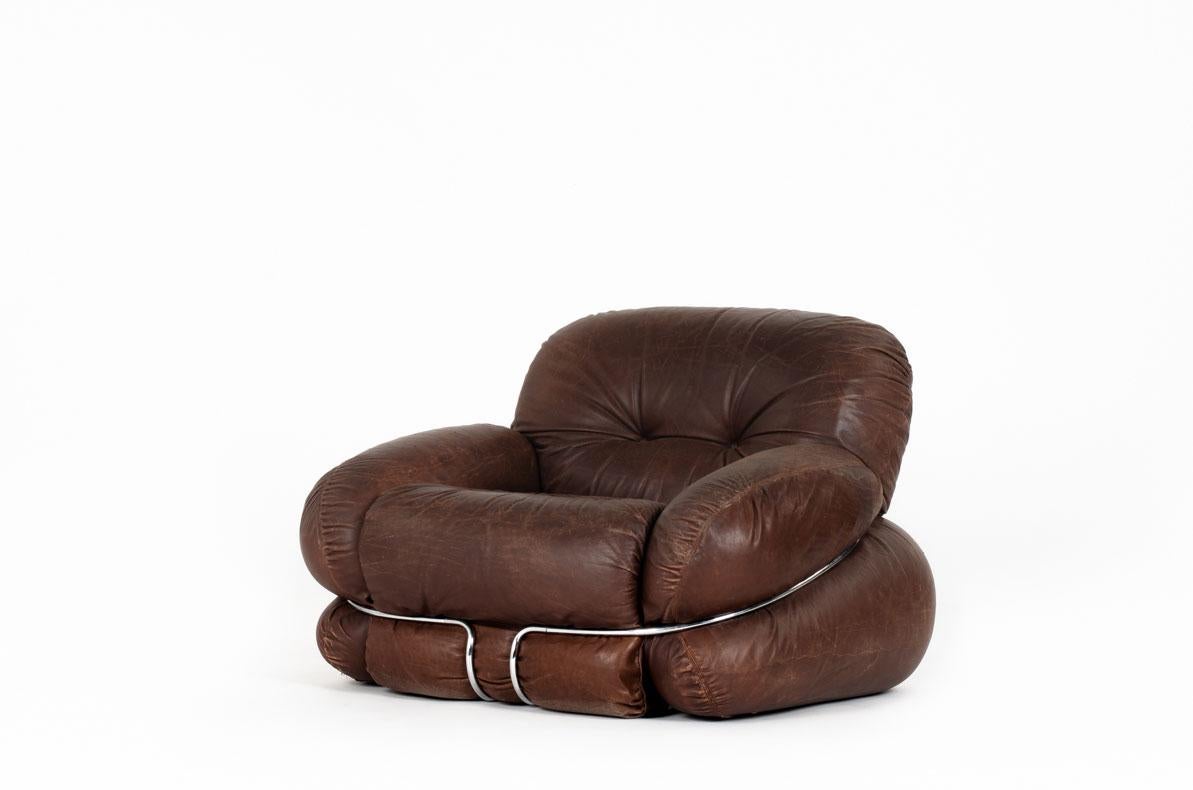 Poltrona della collezione Okay del designer Adriano Piazzesi negli anni '70
Schiuma ricoperta da pelle marrone (di origine) sostenuta da una struttura tubolare cromata.
  