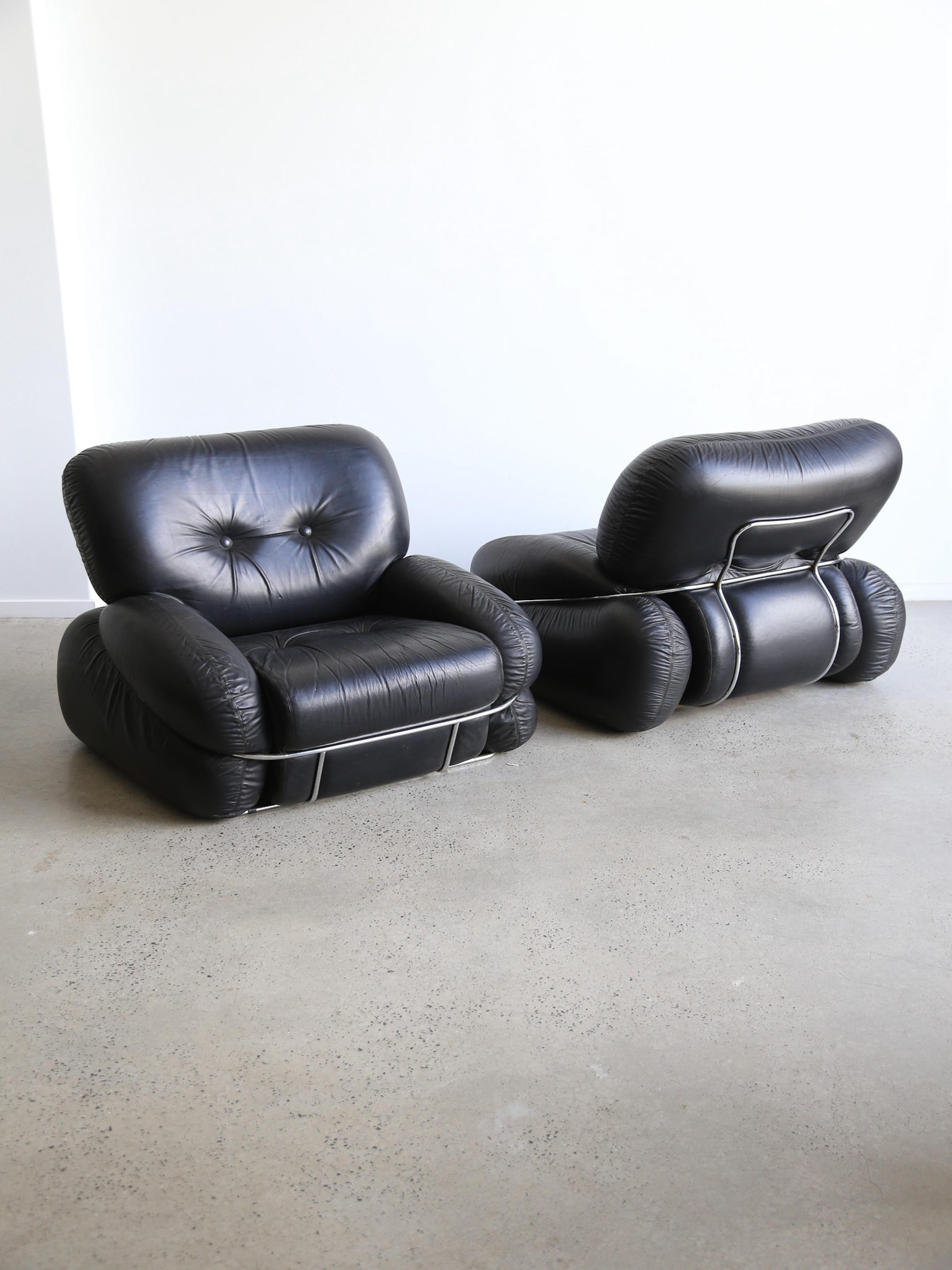 Queste poltrone sono un pezzo di design A Space Age creato dal designer, pittore e scultore italiano Adriano Piazzesi negli anni Settanta. Si tratta di un divano a tre posti e due poltrone realizzati con una combinazione di metallo e pelle