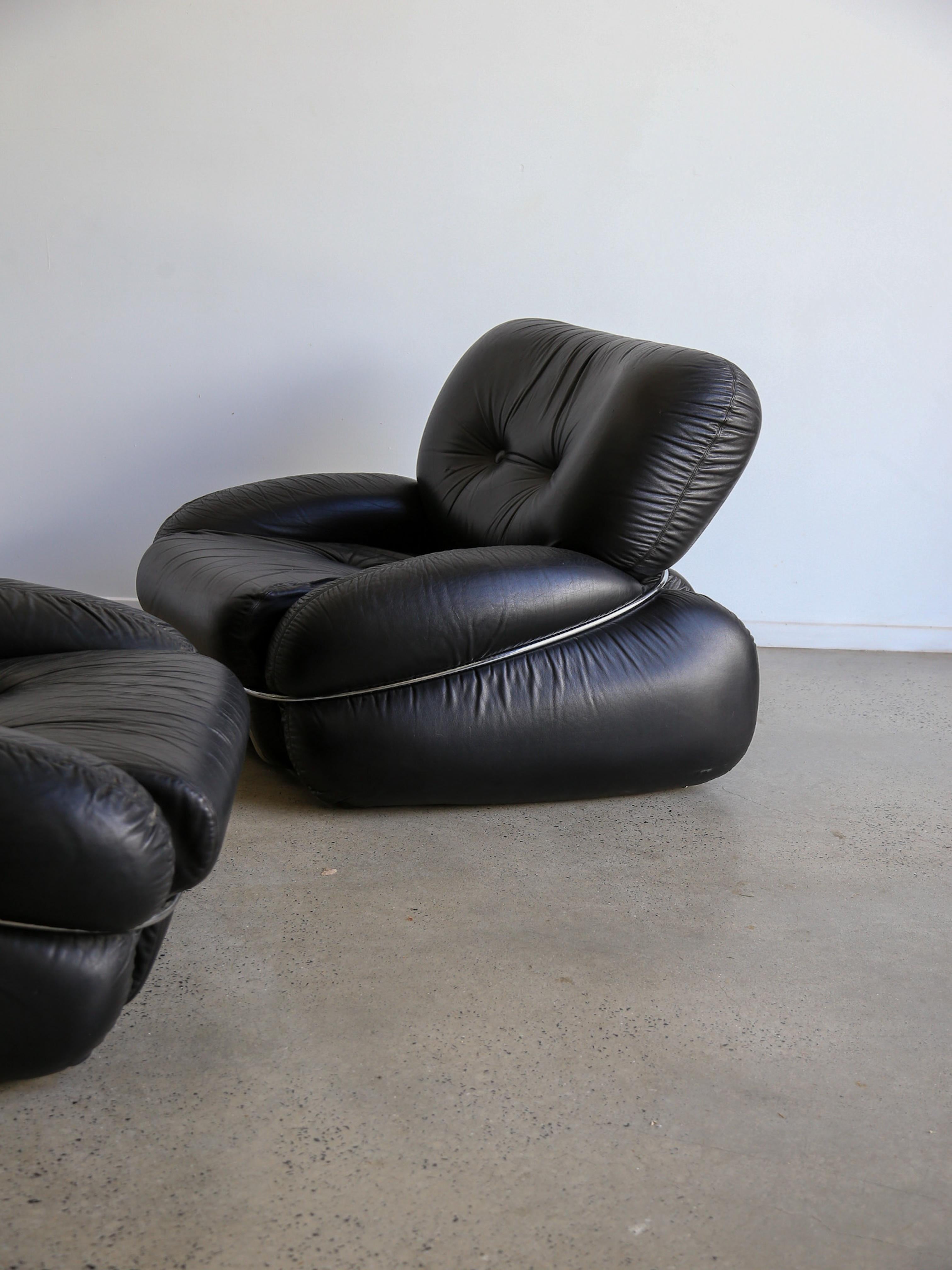 Pelle Poltrone Okay di Adriano Piazzesi in pelle nera e cromo degli anni '70 in vendita