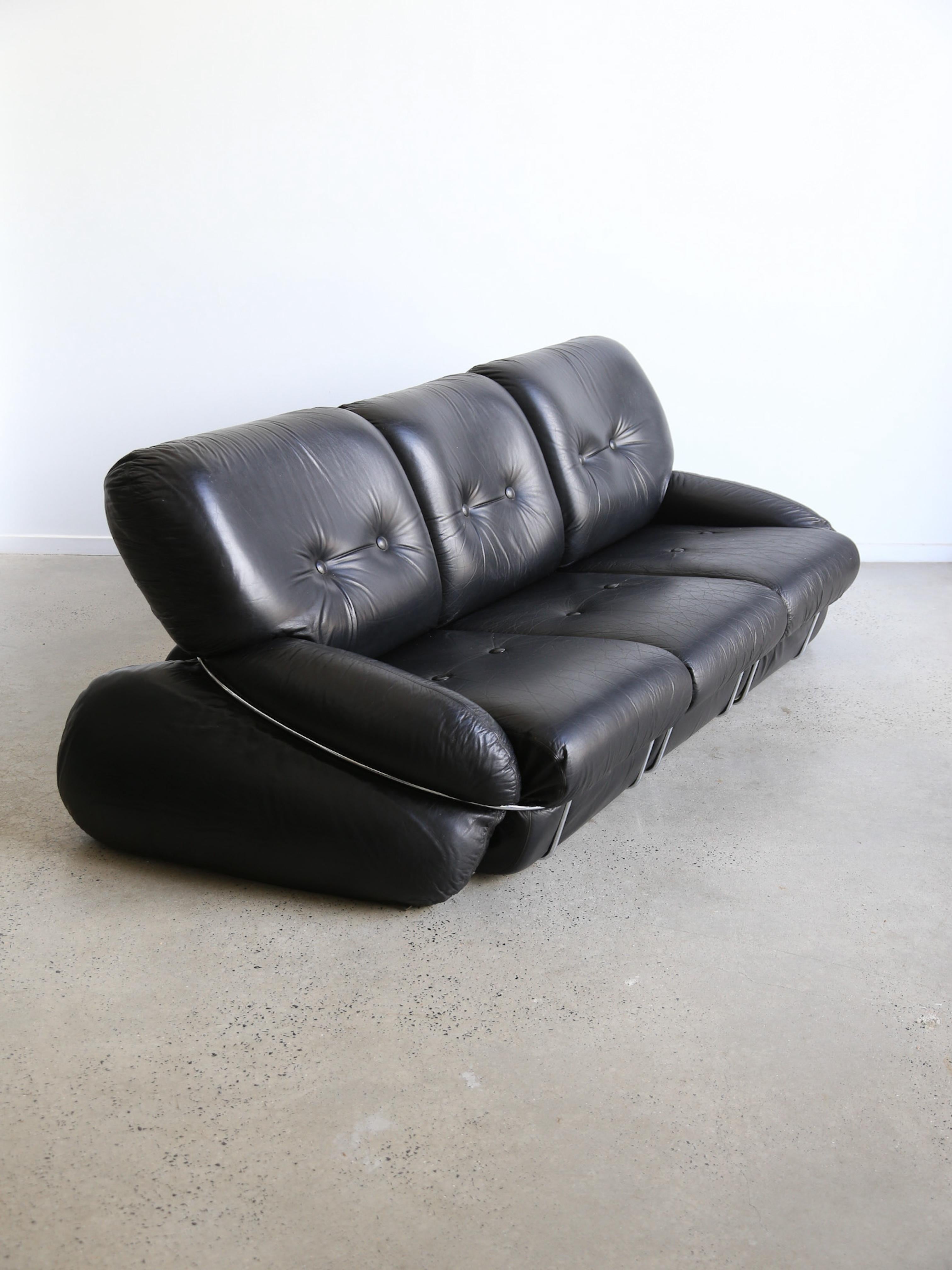 Questo divano è un pezzo di design A Space Age creato dal designer, pittore e scultore italiano Adriano Piazzesi negli anni Settanta. Si tratta di un divano a tre posti e due poltrone realizzati con una combinazione di metallo e pelle nera.

Adriano