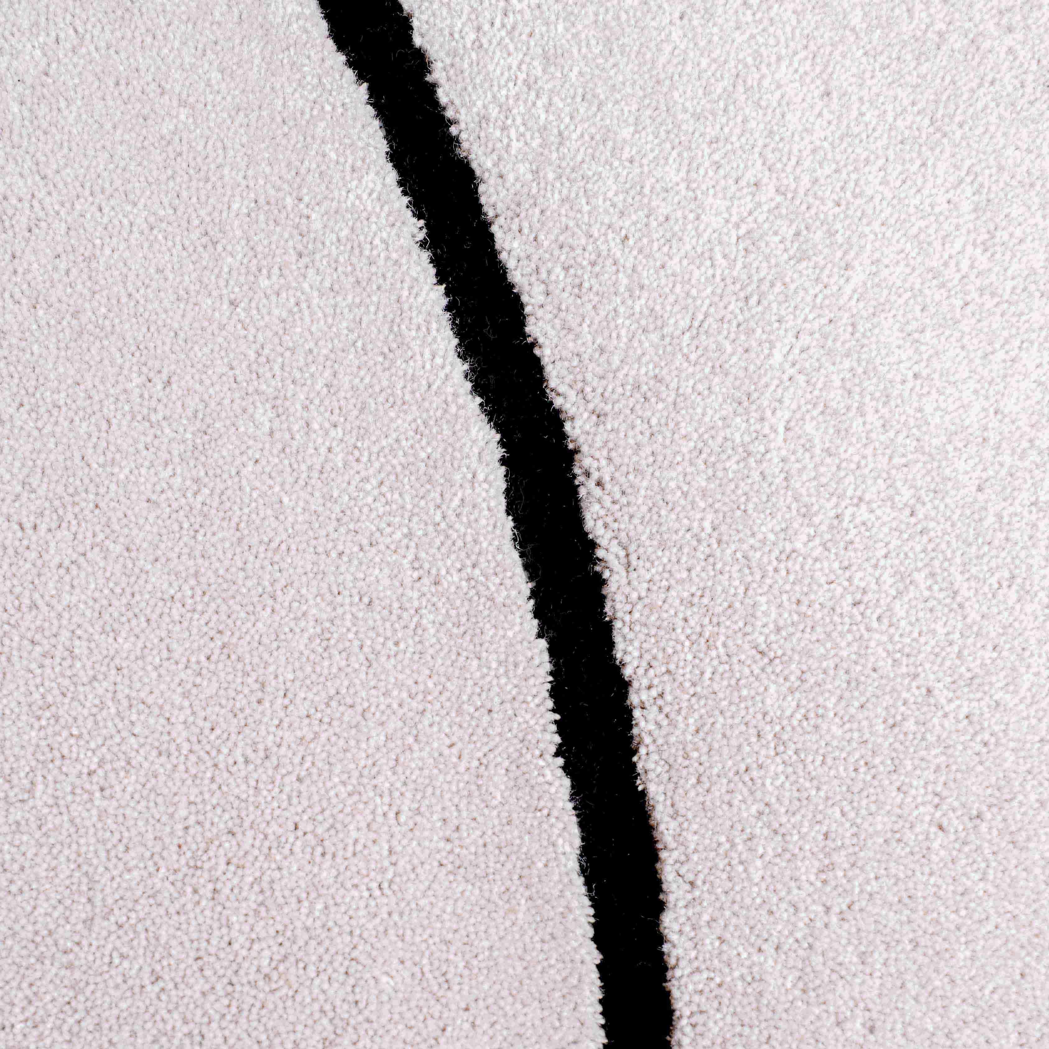 Le Squiggle gris nuage présente une surface en laine douce. 

Taille : 4.5 x 6.5 ft 
MATERIAL : Laine
Couleur : Gris clair* + Noir
Fabriqué en Suède

*Les couleurs peuvent varier en fonction de l'éclairage et de la photographie.