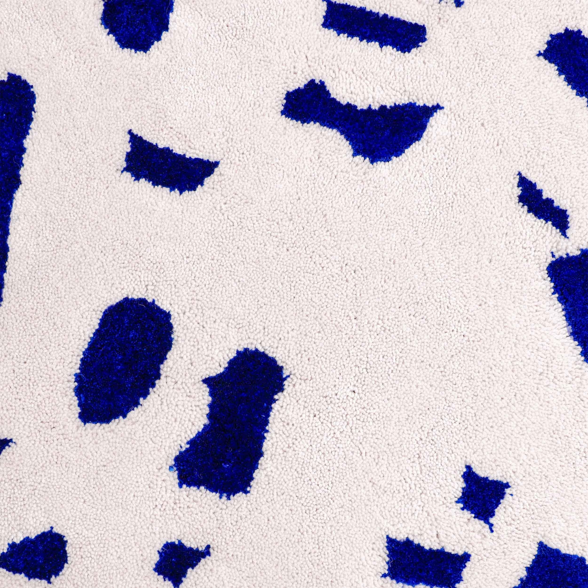 Speckled squiggle features a durable wool surface with a pattern of shiny blue viscose speckles.

Size: 4.5 x 6.5 ft 
Material: Wool + Viscose
Color: Off-White/light gray + Electric Blue*
Made in Sweden

*Colors may vary due to lighting and