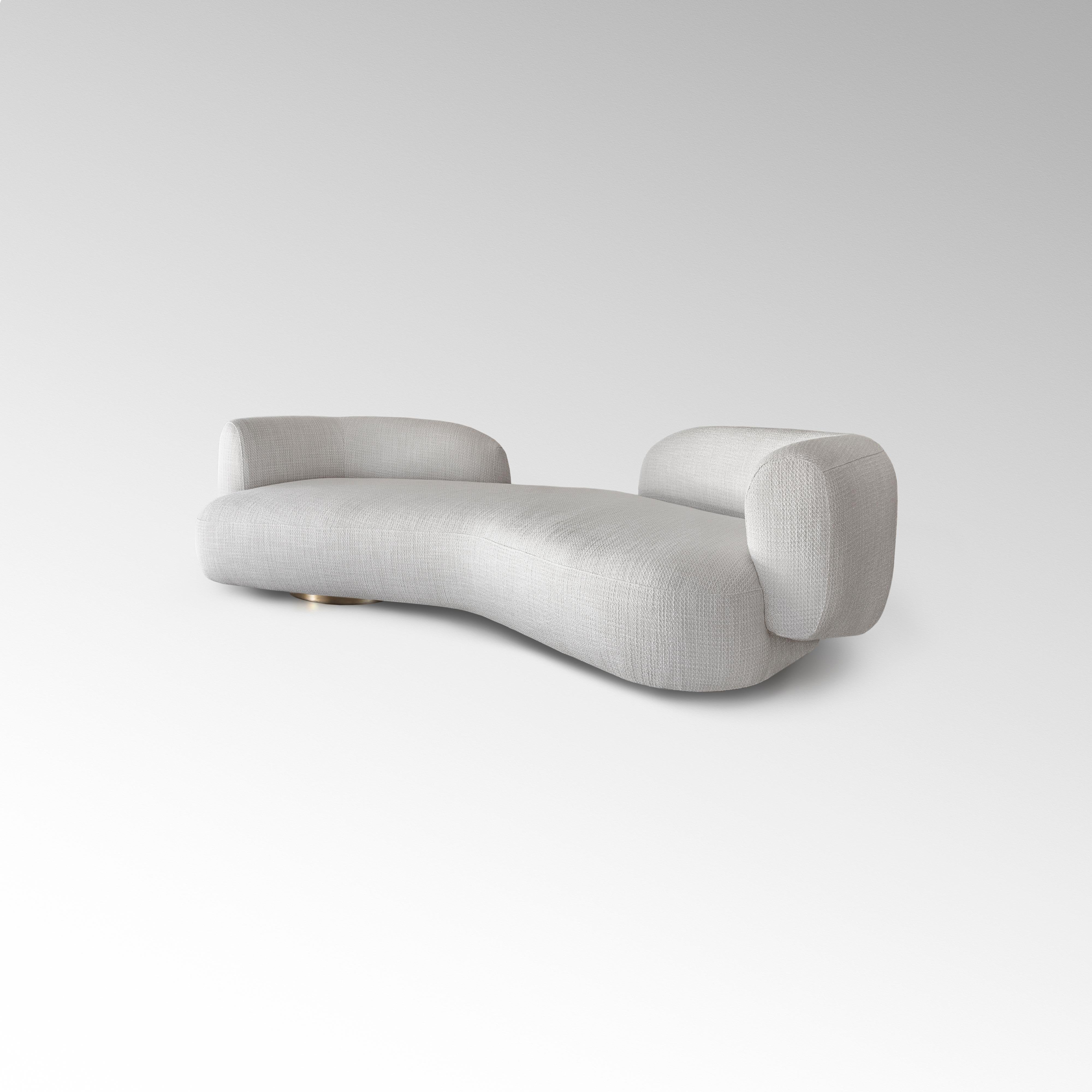 Die Form ist subtil asymmetrisch, die Sitztiefe variiert; die Rückenlehne geht von einem zentralen Plateau aus und spannt sich von einem freien Raum aus, der sich anmutig wölbt, um links und rechts elegant ausgestellte Arm- und Rückenlehnen zu