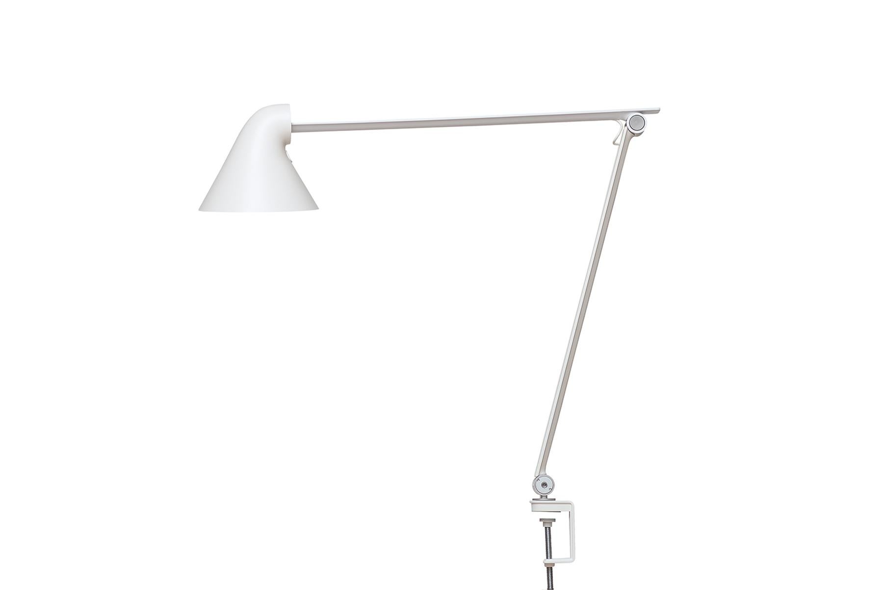 The fixture provides direct glare-free horizontal light while reflecting some of the light through the rear of the head, illuminating the top of the arm. The ergonomic design of the fixture head shapes the light and gives optimal light direction. A
