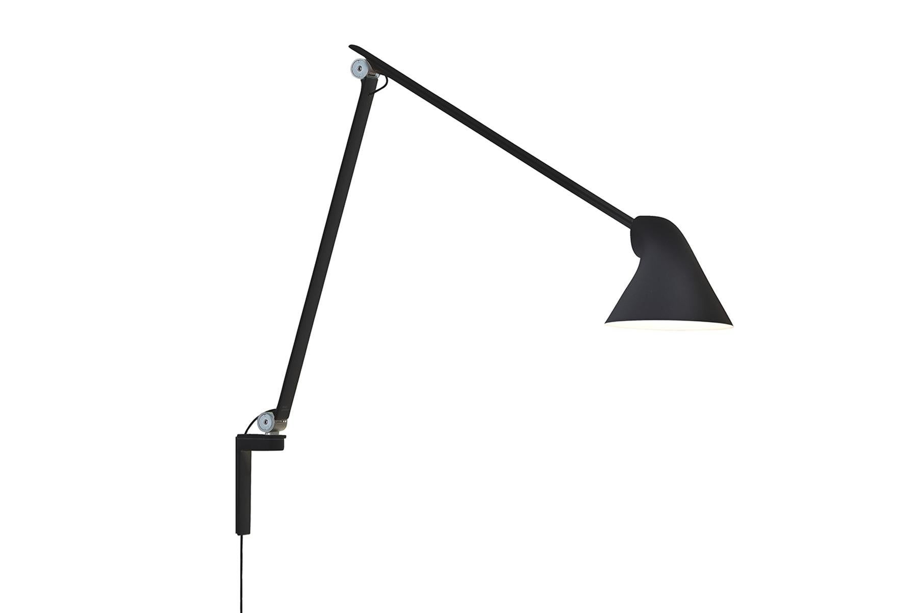 La luminaria proporciona una luz horizontal directa y sin deslumbramientos, al tiempo que refleja parte de la luz a través de la parte posterior del cabezal, iluminando la parte superior del brazo. El diseño ergonómico del cabezal da forma a la luz