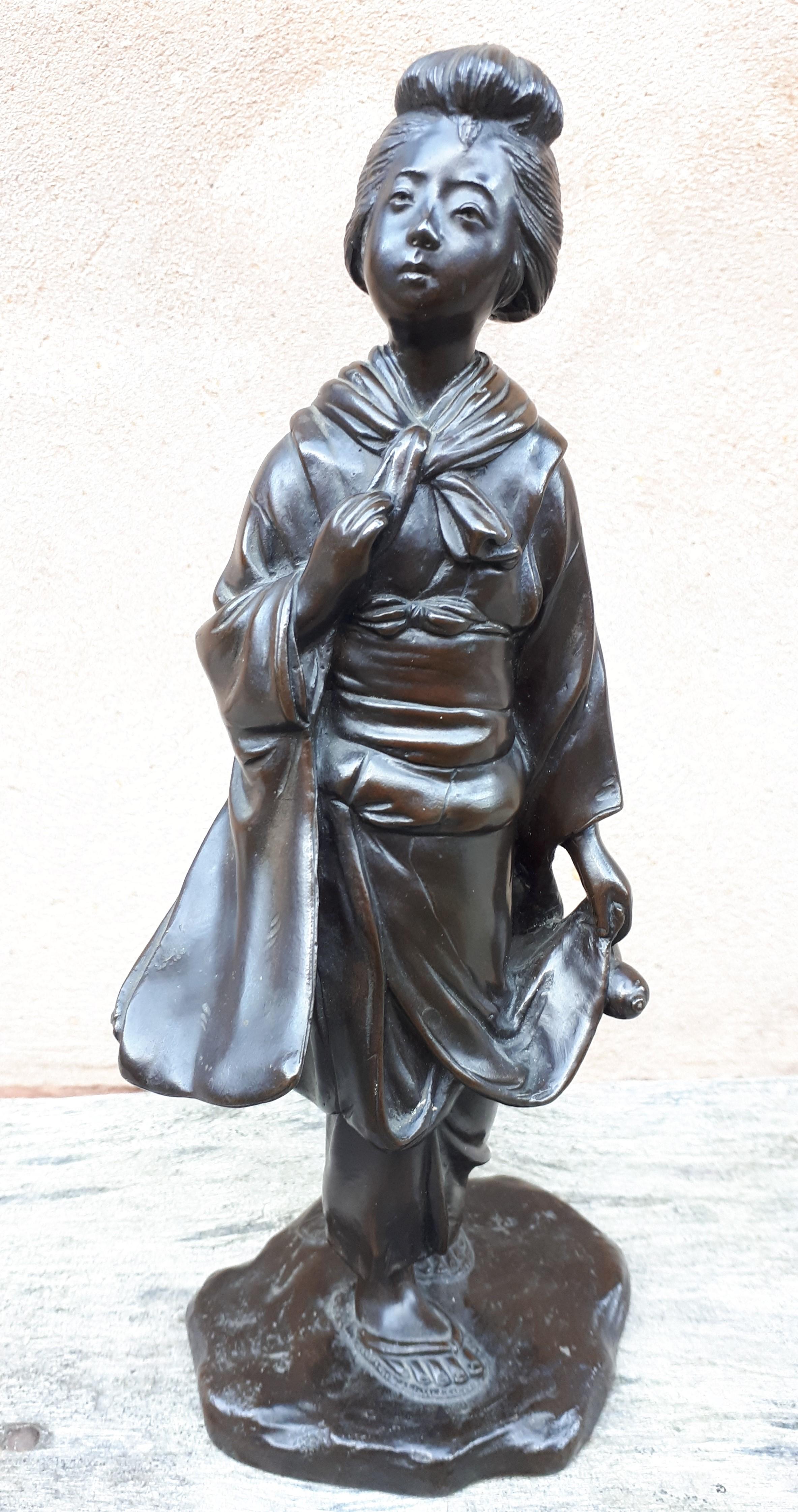 Hervorragender Okimono aus Bronze mit dunkelbrauner Patina, der eine Dame darstellt, die in ihrer linken Hand einen Kürbis hält.
Signiert Seiya Sei (hergestellt von Seiya). Genryusai Seiya war ein Meister des Kunsthandwerks, der sich auf hochwertige