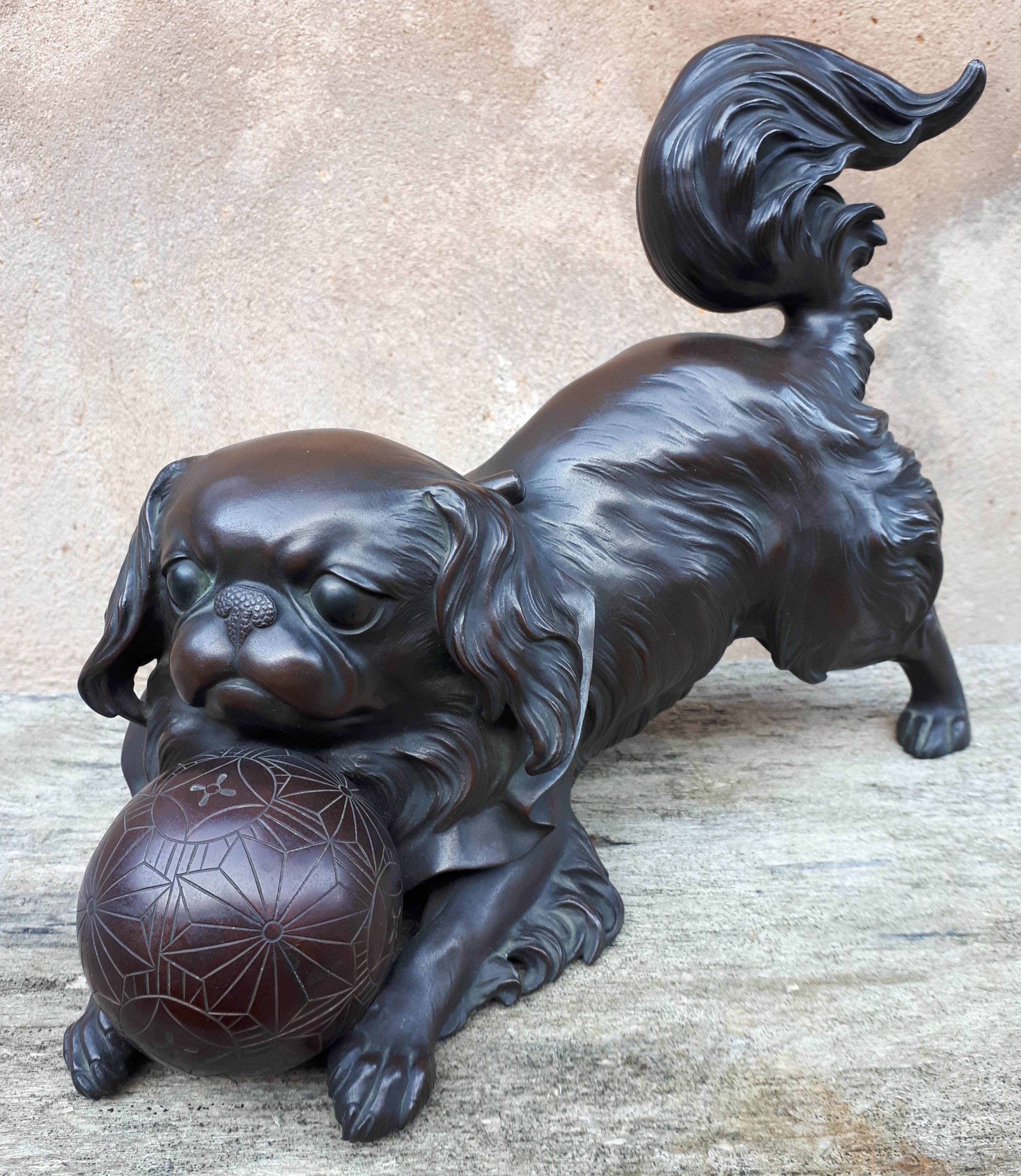 Extraordinary bronze okimono with dark brown patina representing a Japanese Chin playing with a ball.
High-quality work executed by a master craftsman, excellent condition !
Japan, late 19th century.