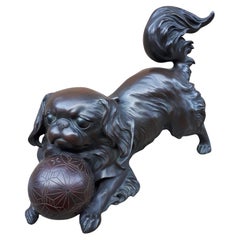 Okimono – Bronzeskulptur eines chinesischen / japanischen Hundes aus der Meiji-Ära