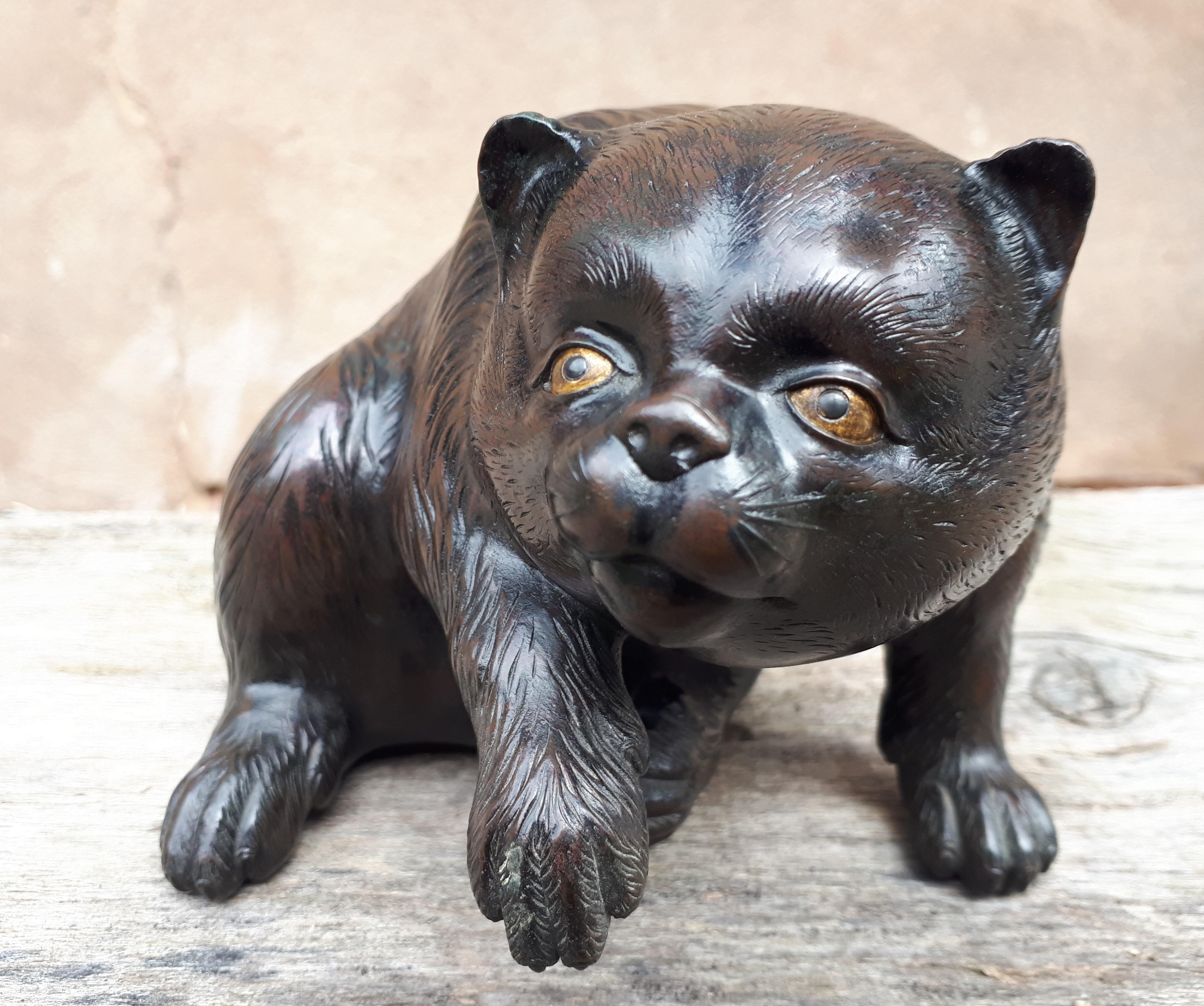 Okimono - Bronze sculpture of a puppy, by Munechika, Japan Meiji Era For Sale 4