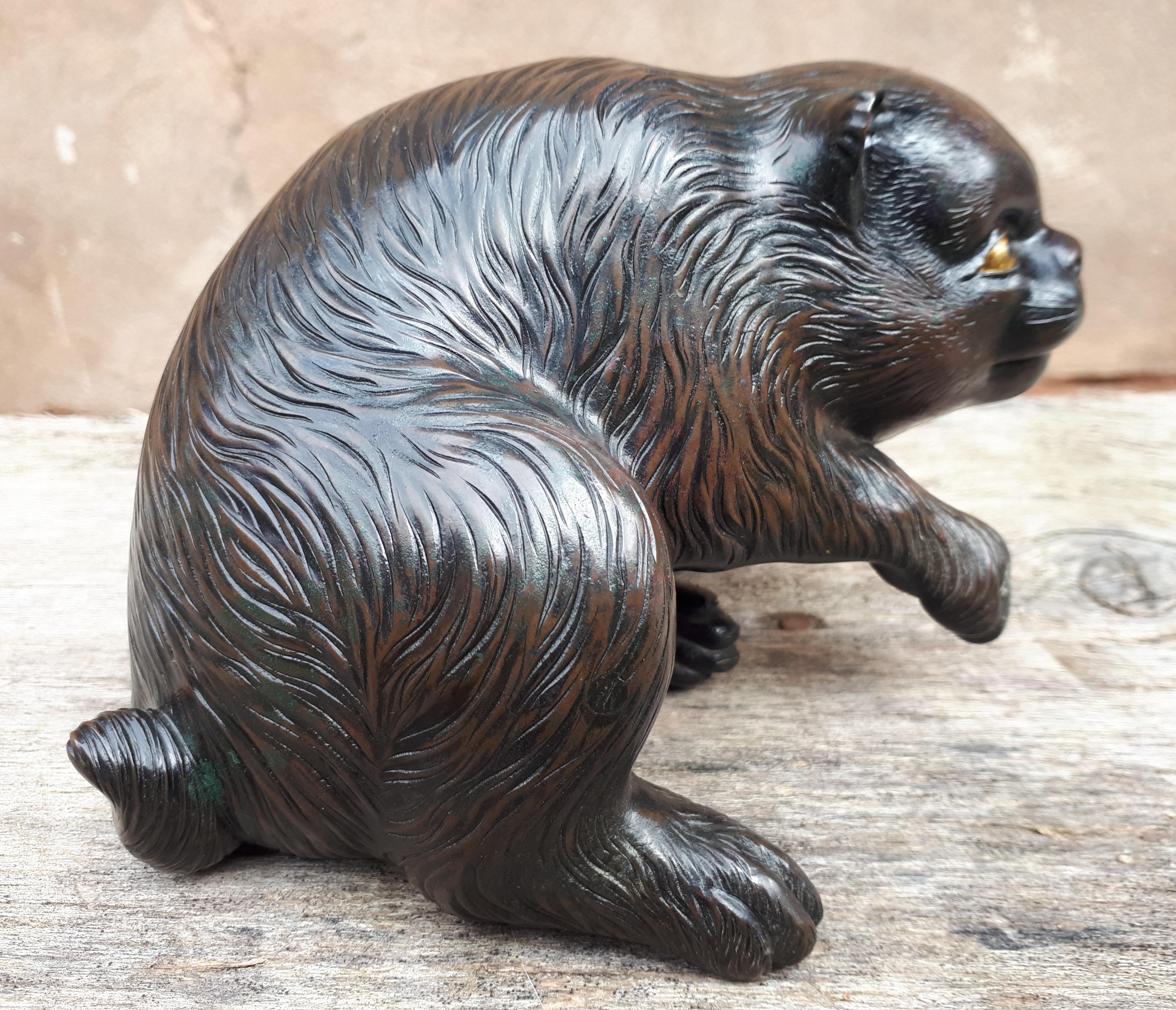 Okimono - Bronze sculpture of a puppy, by Munechika, Japan Meiji Era In Good Condition For Sale In Saverne, Grand Est