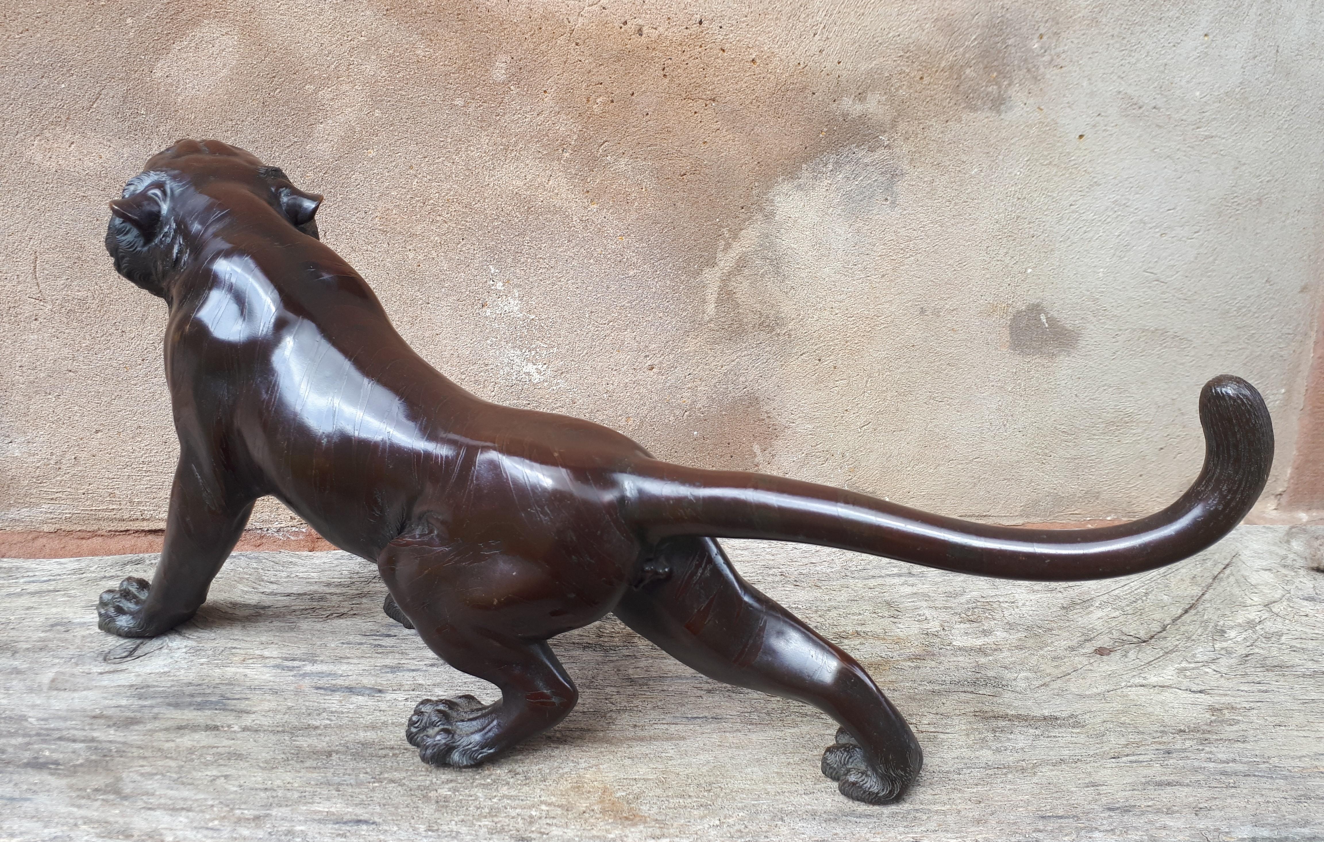 Okimono - Escultura de bronce de un tigre, Japón Era Meiji en venta 4