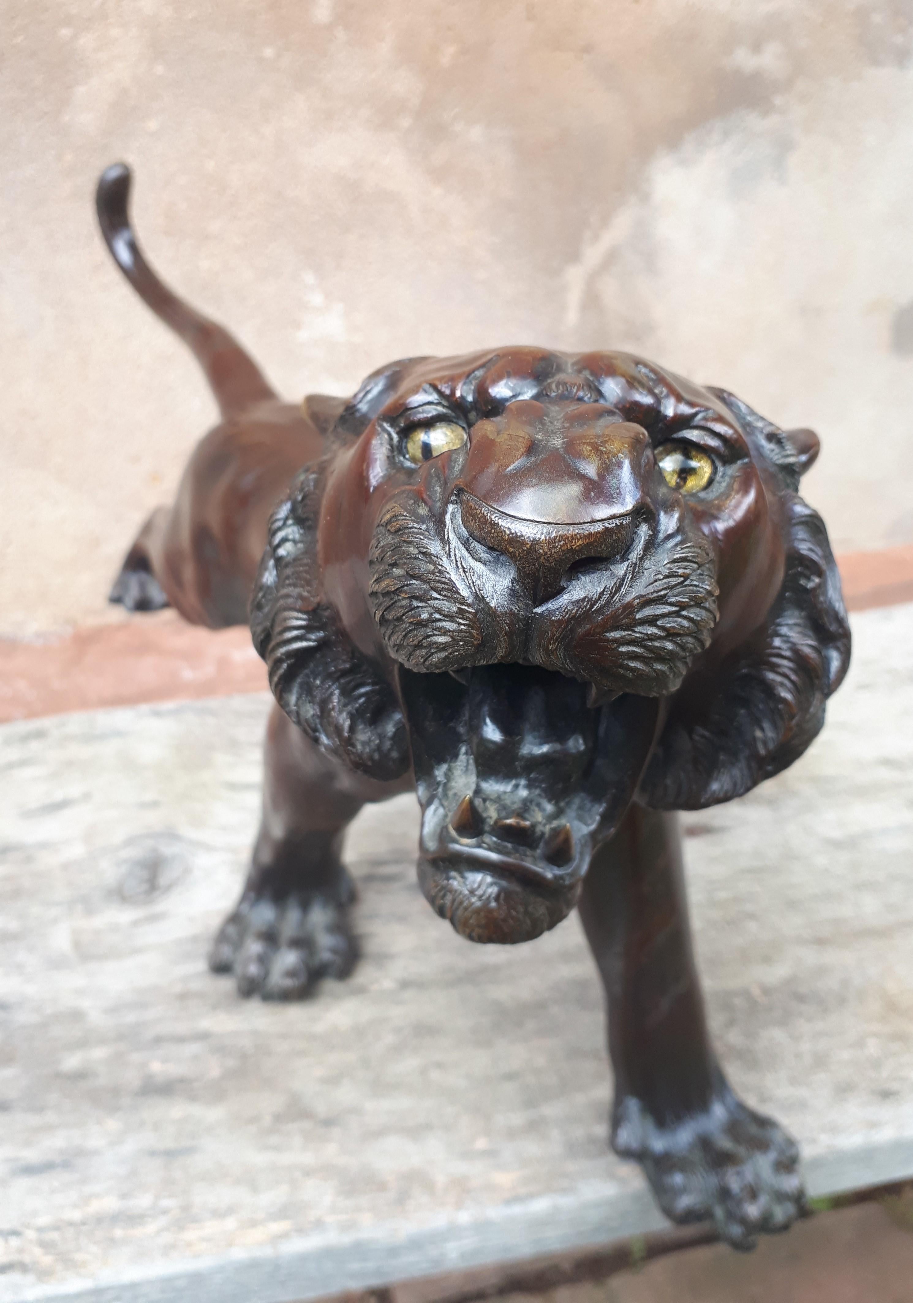 Okimono - Escultura de bronce de un tigre, Japón Era Meiji Fines del siglo XIX en venta