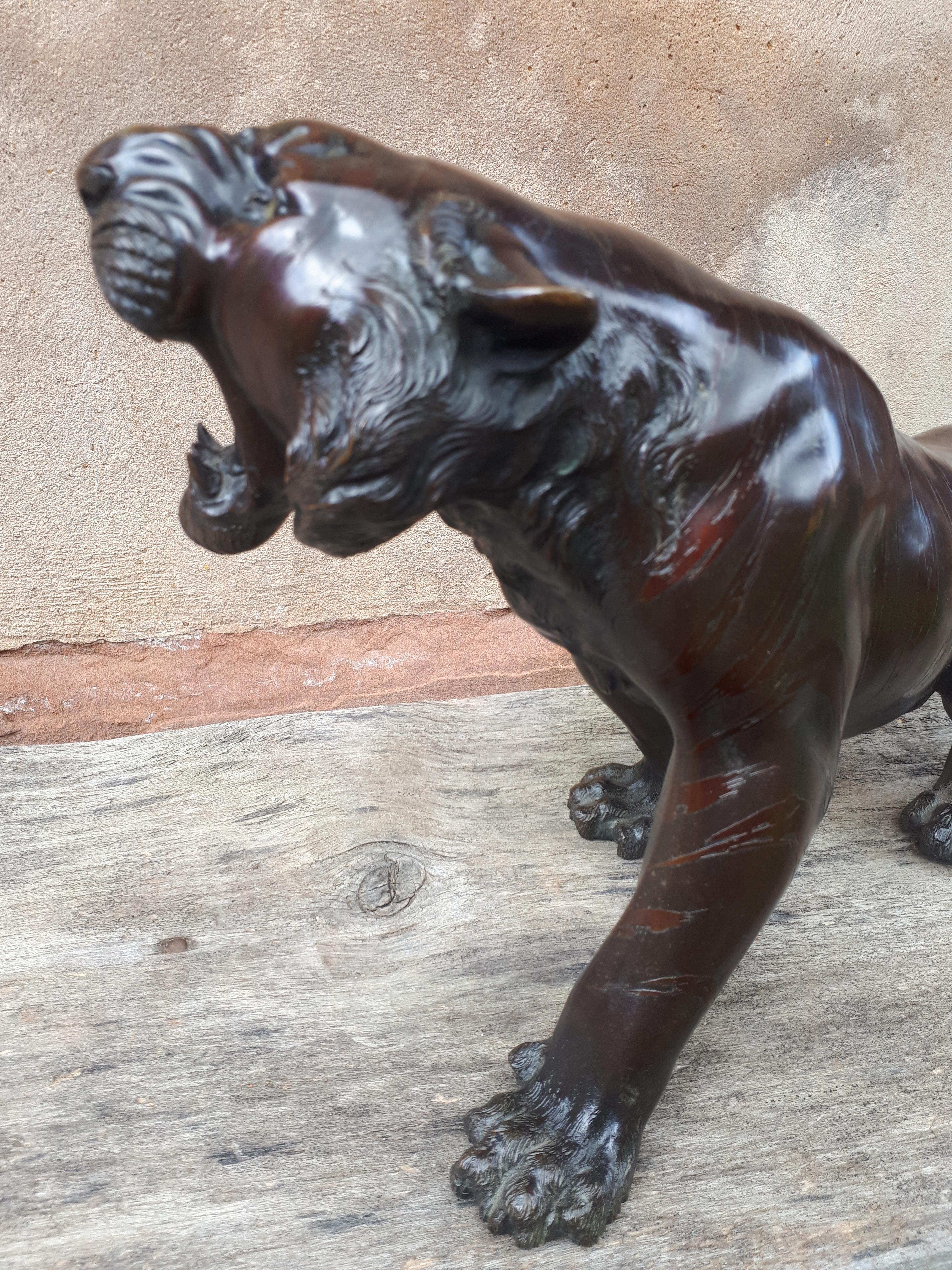 Okimono - Escultura de bronce de un tigre, Japón Era Meiji en venta 2
