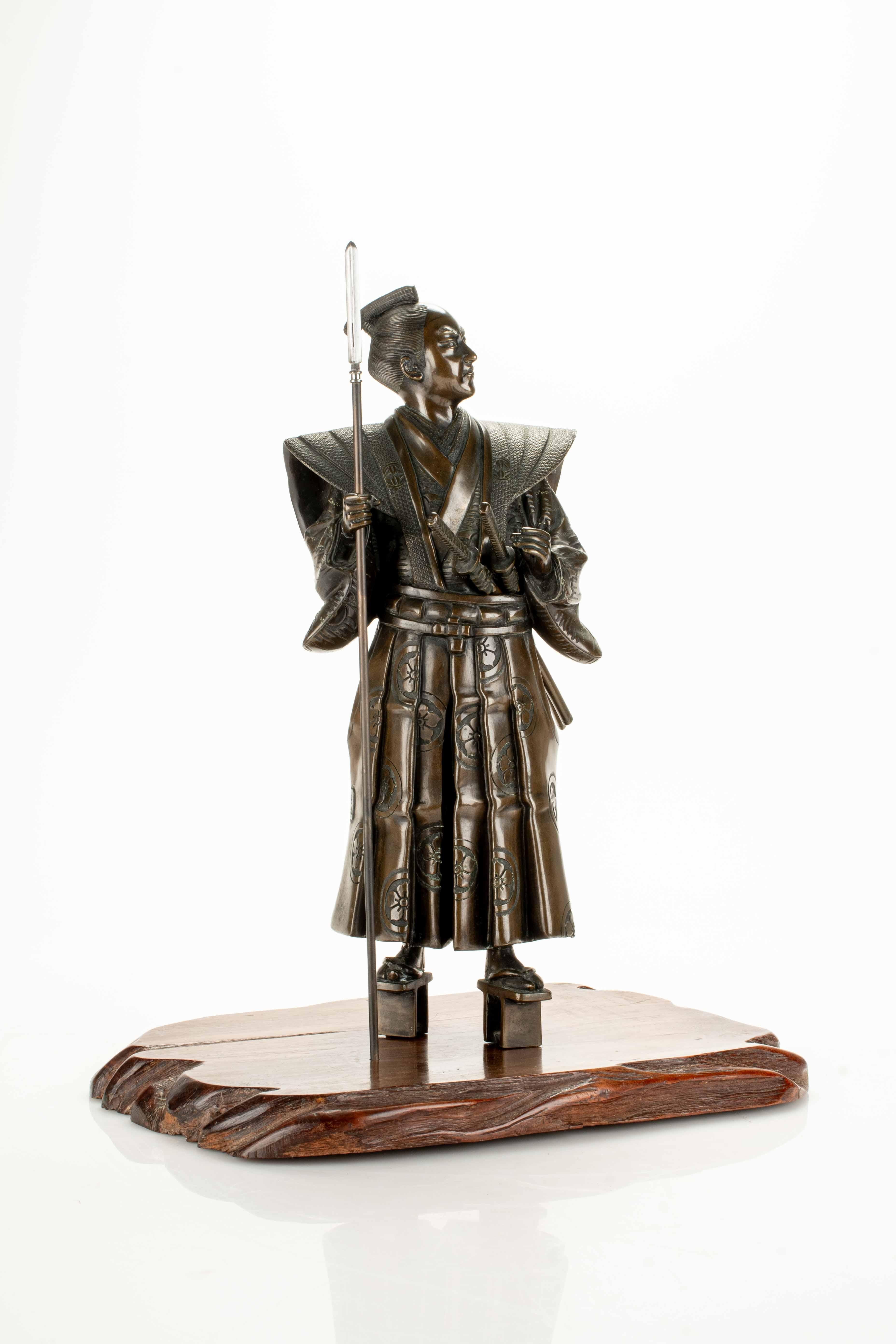 Impressive bronze sculpture depicting a samurai, signedYoshimitsu In Excellent Condition In Milano, IT