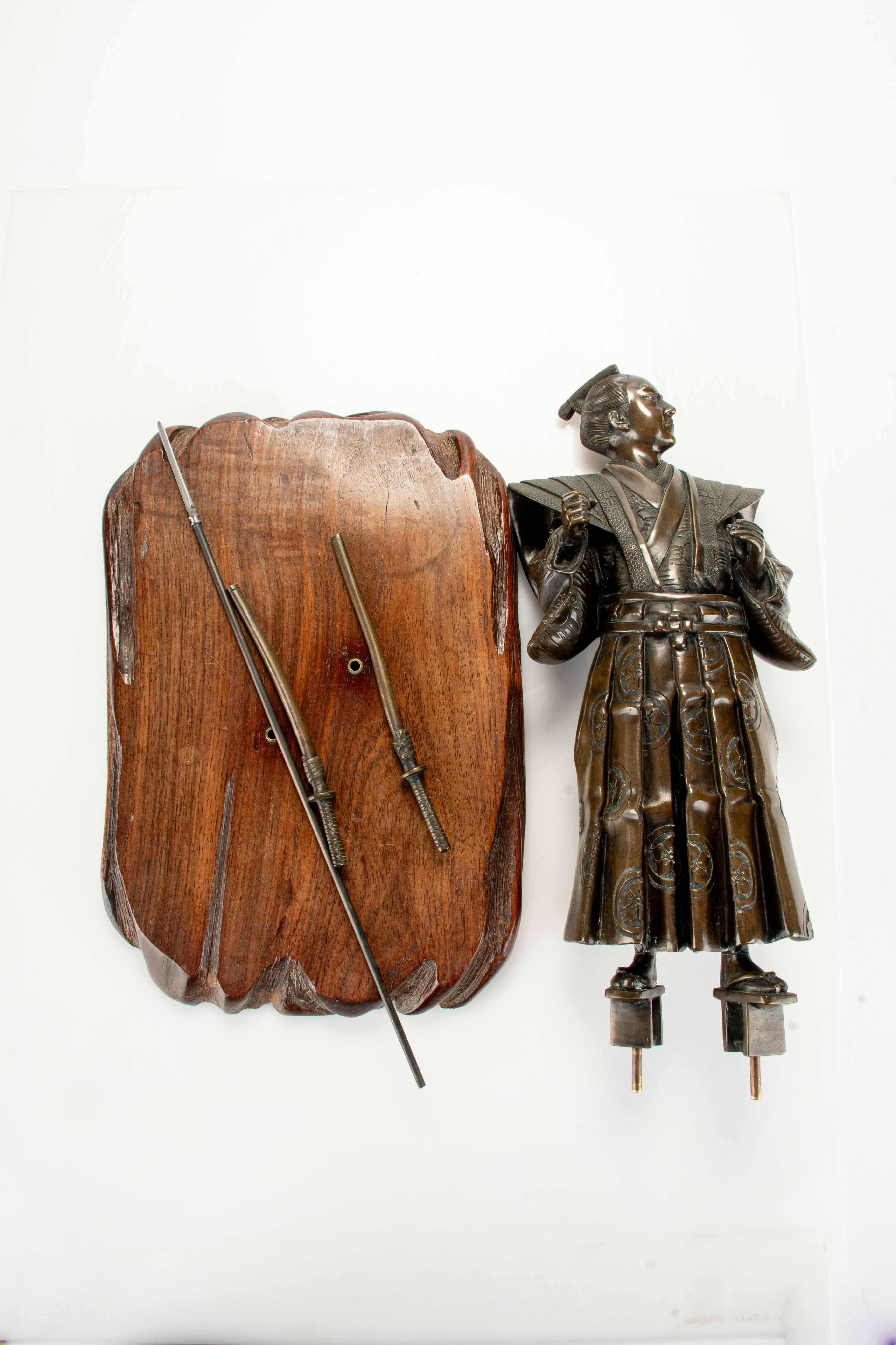 Impressive bronze sculpture depicting a samurai, signedYoshimitsu 1