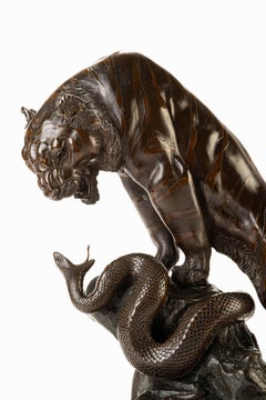Okimono en bronze patiné représentant un tigre et un serpent