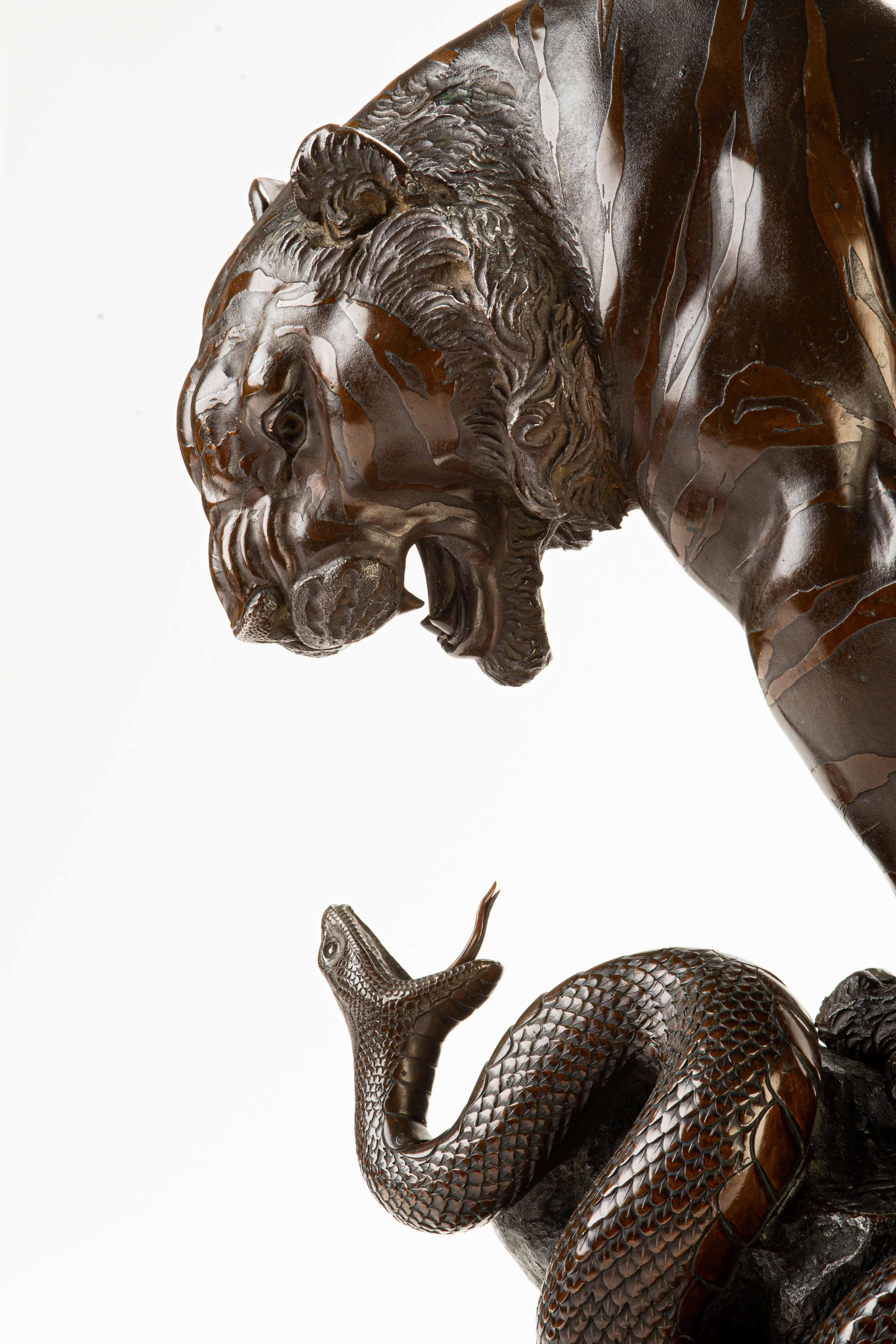 Okimono de bronce patinado que representa un tigre y una serpiente Japanese en venta