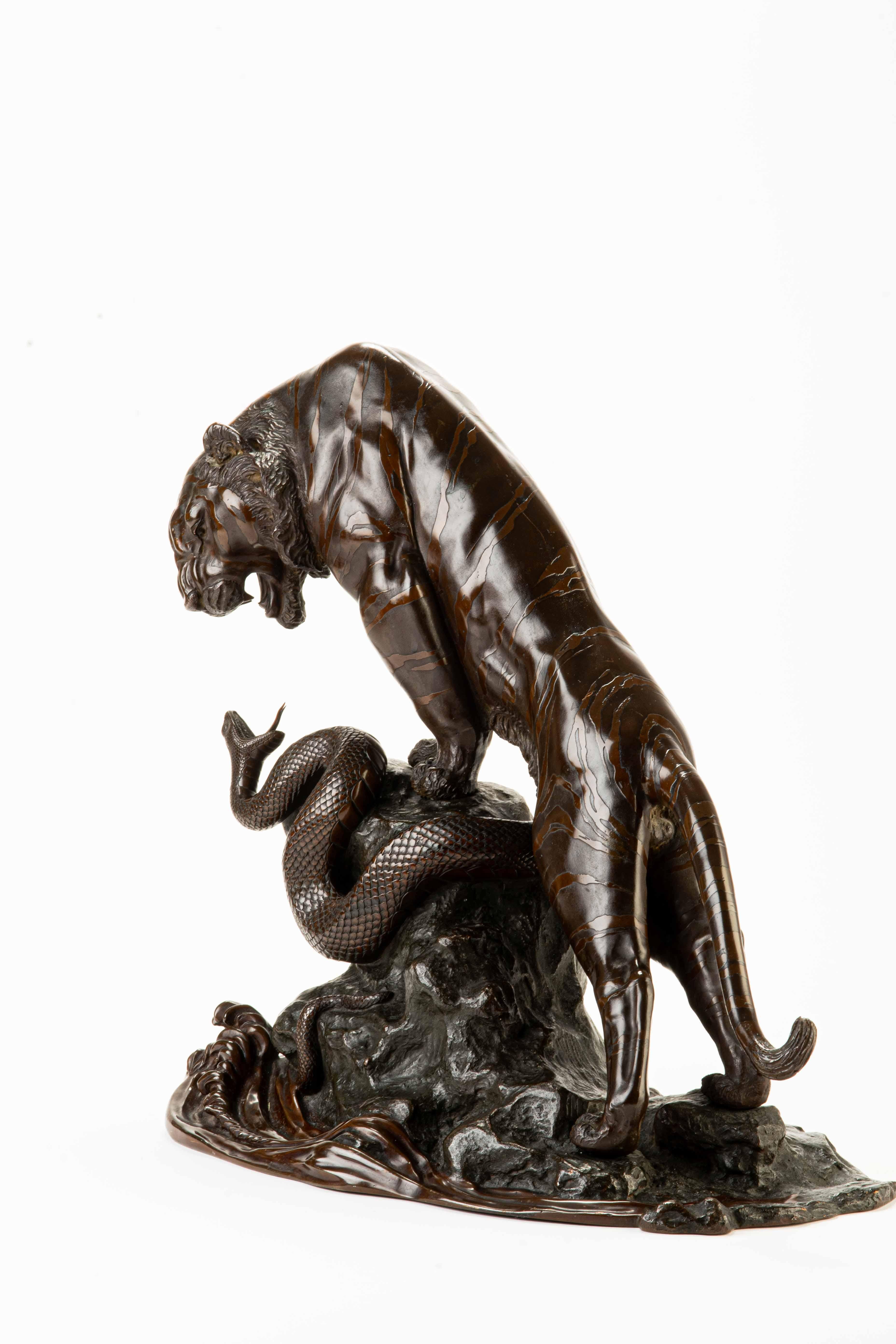 Okimono de bronce patinado que representa un tigre y una serpiente Metalistería en venta