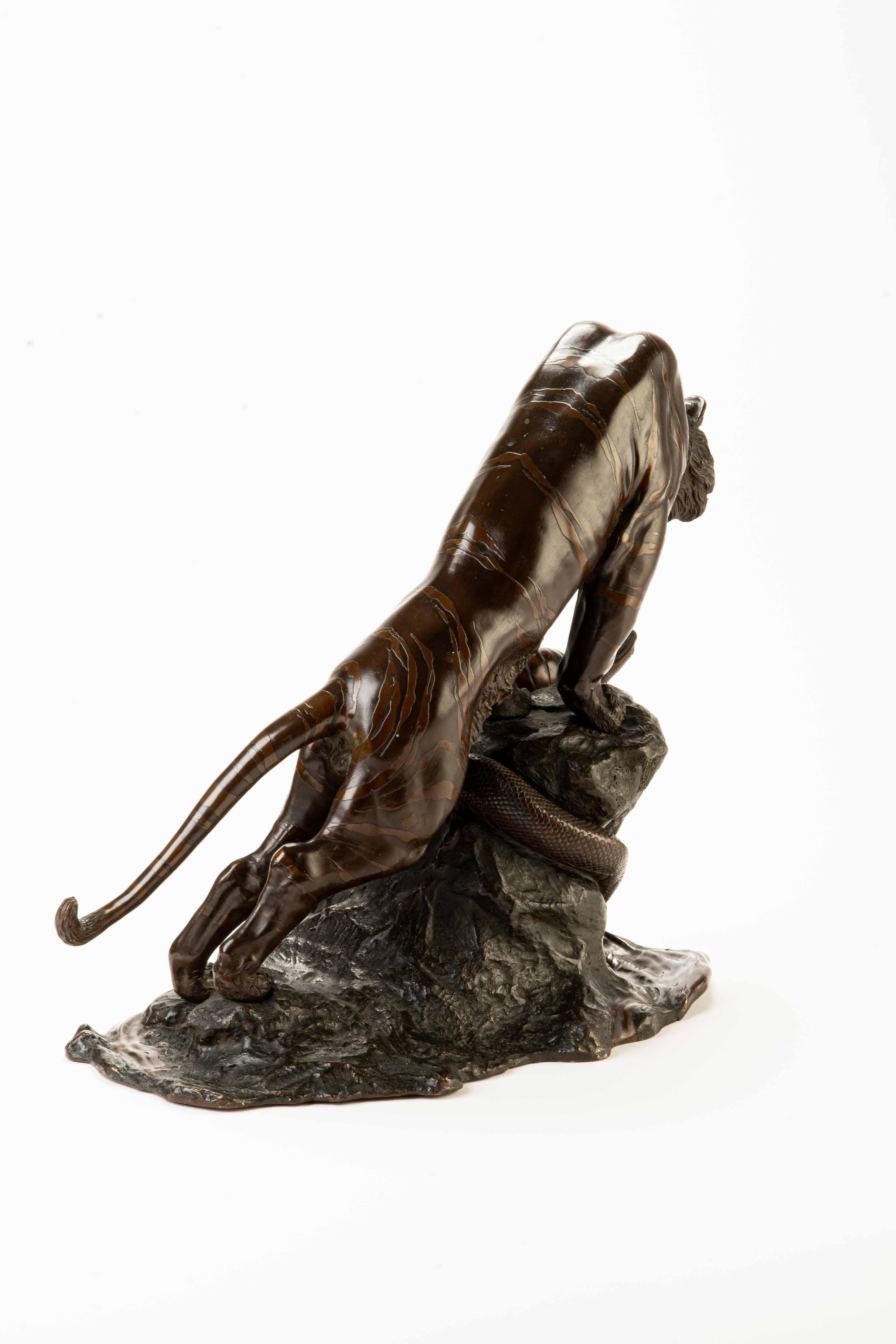 Okimono de bronce patinado que representa un tigre y una serpiente en Excelente estado para la venta en Milano, IT