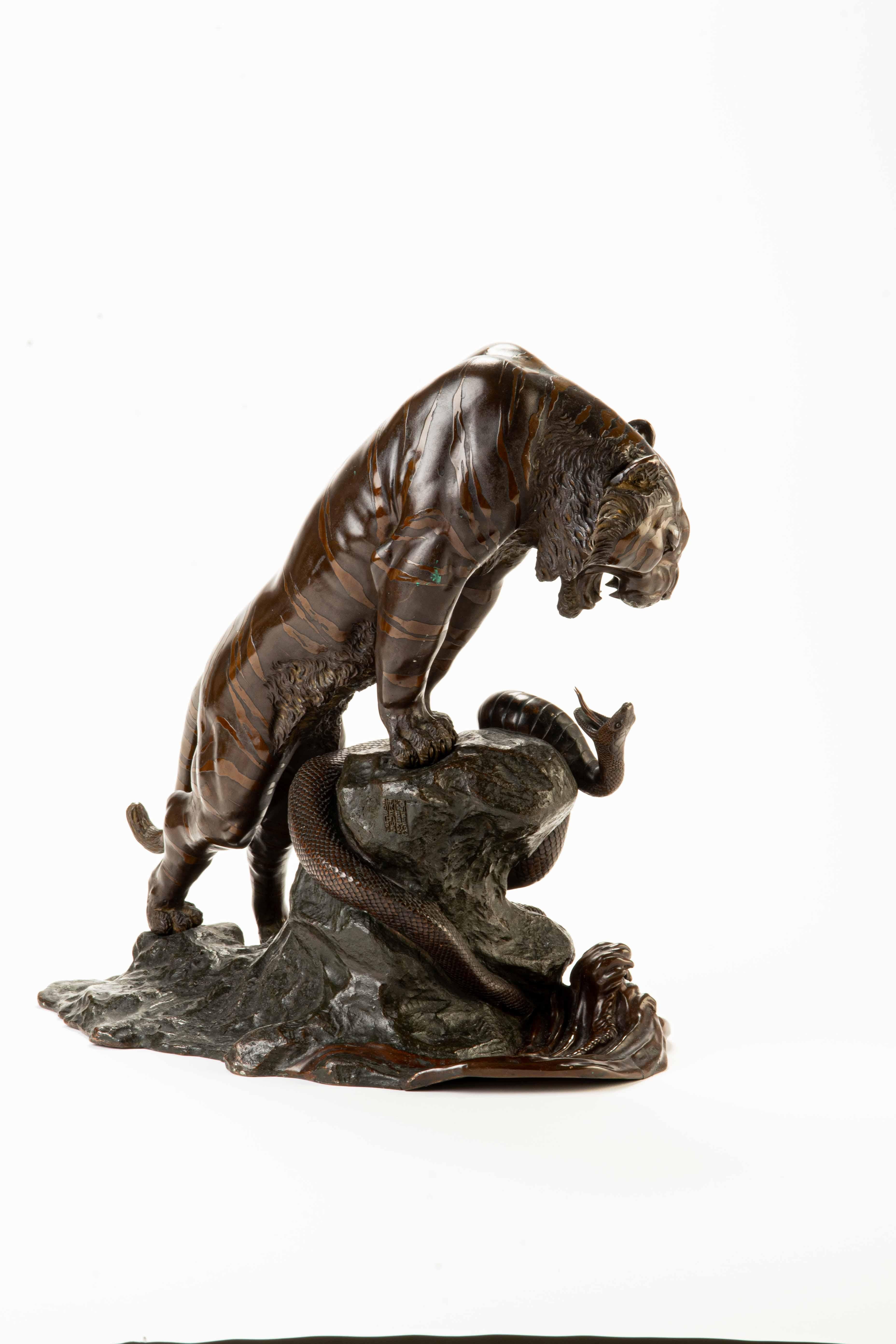 Okimono de bronce patinado que representa un tigre y una serpiente 19th Century en venta