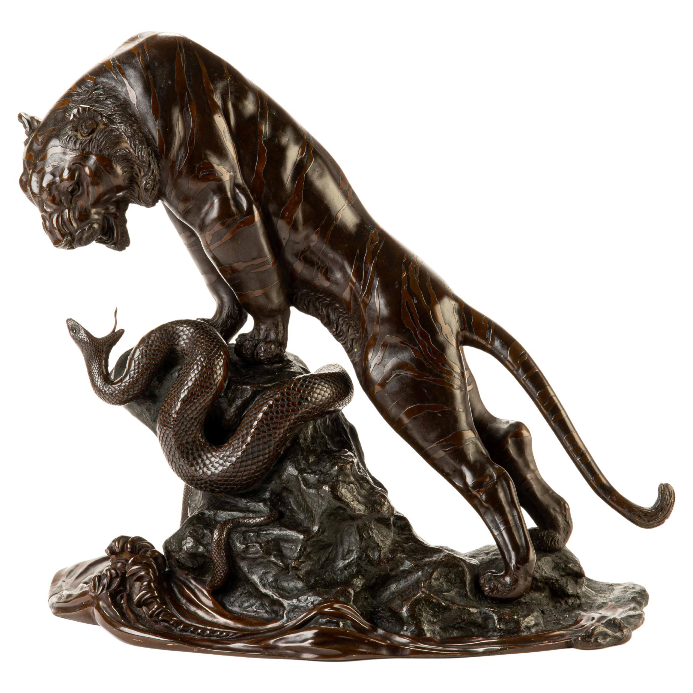 Okimono de bronce patinado que representa un tigre y una serpiente en venta