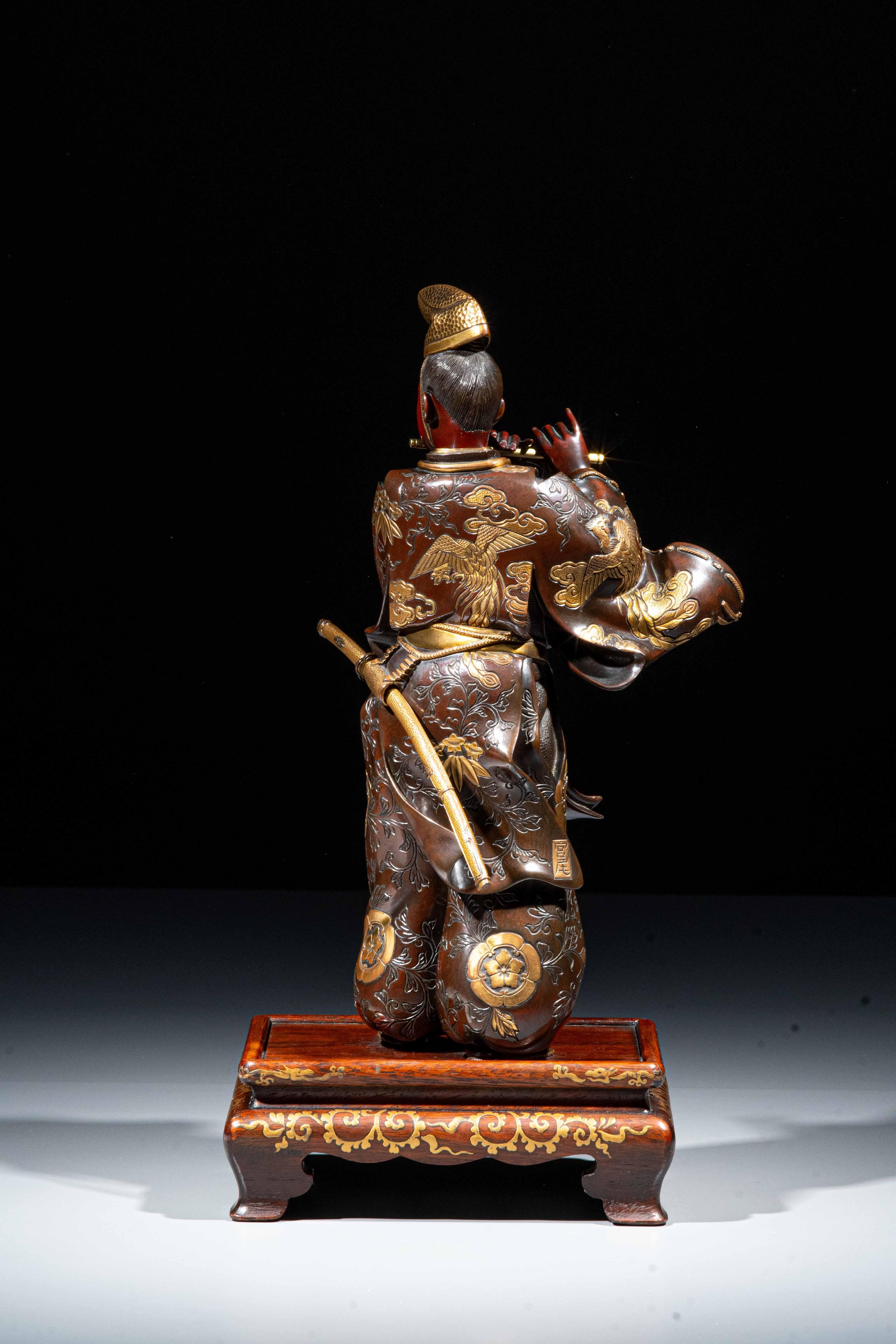 Oggetti in metallo Okimono in bronzo raffigurante Fujiwara no Yasumasa firmato Miyao in vendita