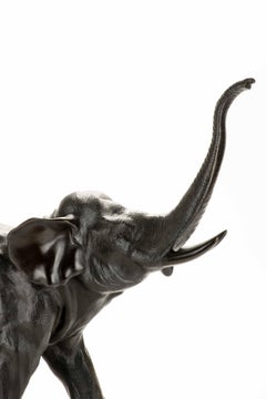 Okimono en bronze représentant un majestueux éléphant courant