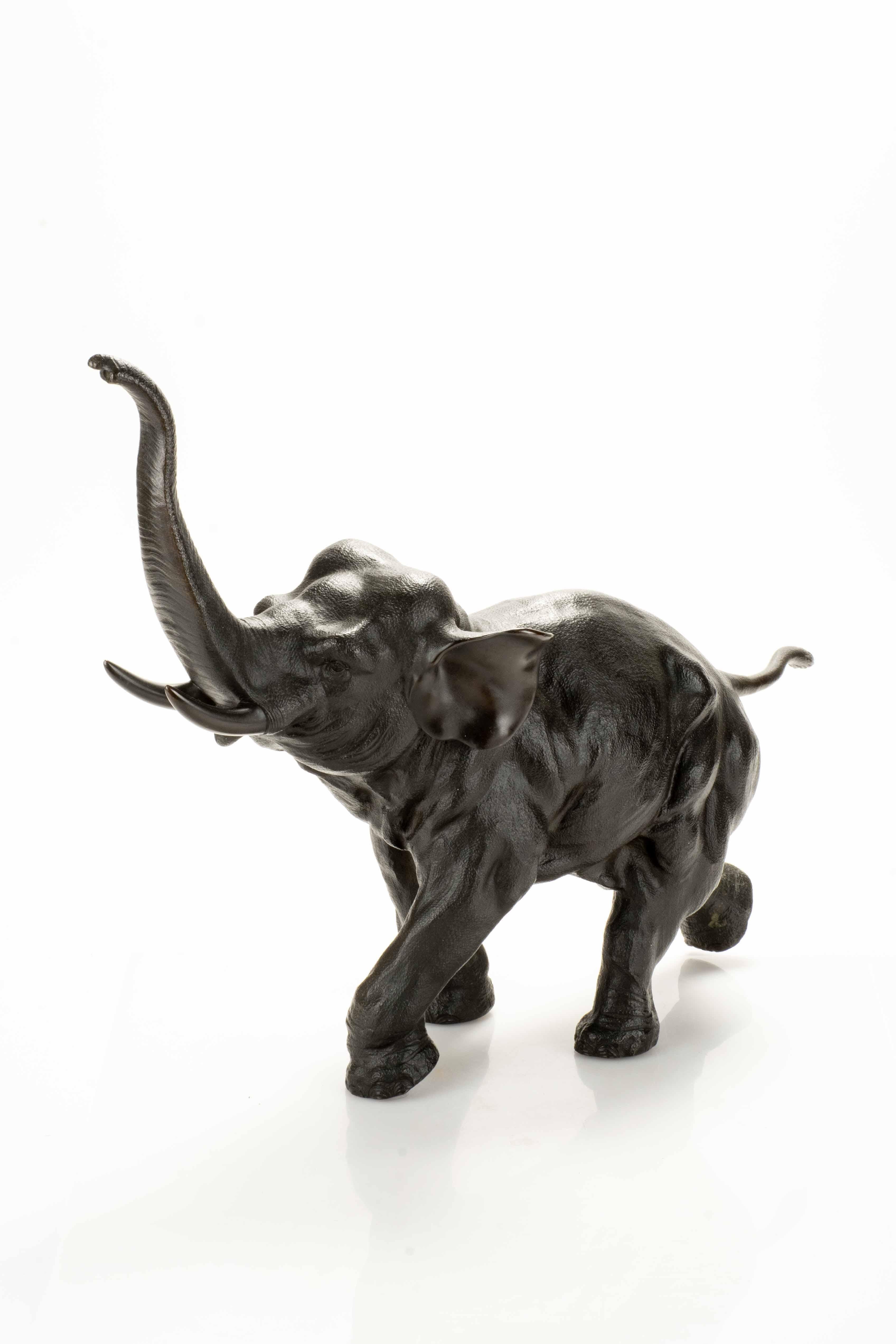 Ferronnerie Okimono en bronze représentant un majestueux éléphant courant en vente