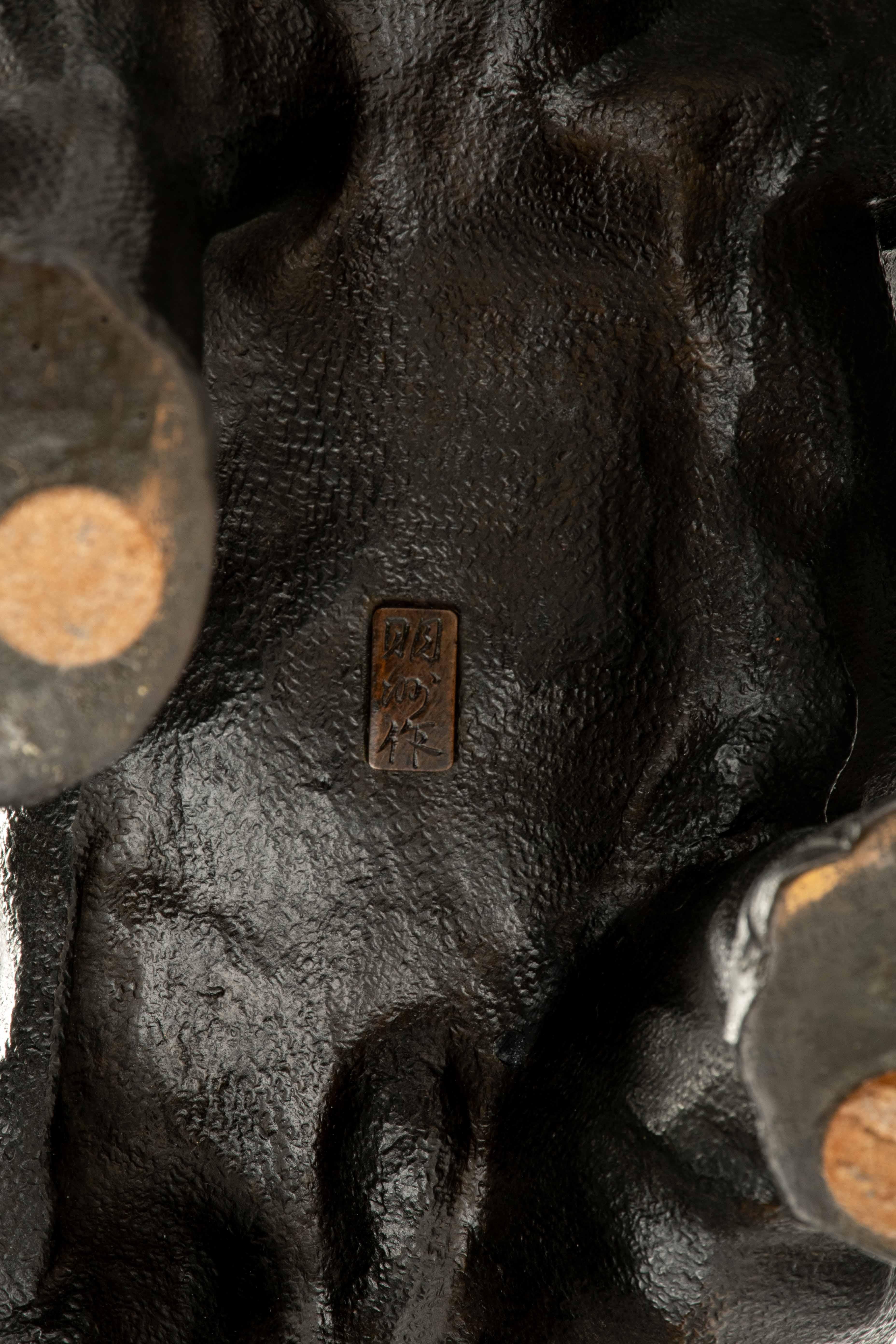 Bronze Okimono en bronze représentant un majestueux éléphant courant en vente